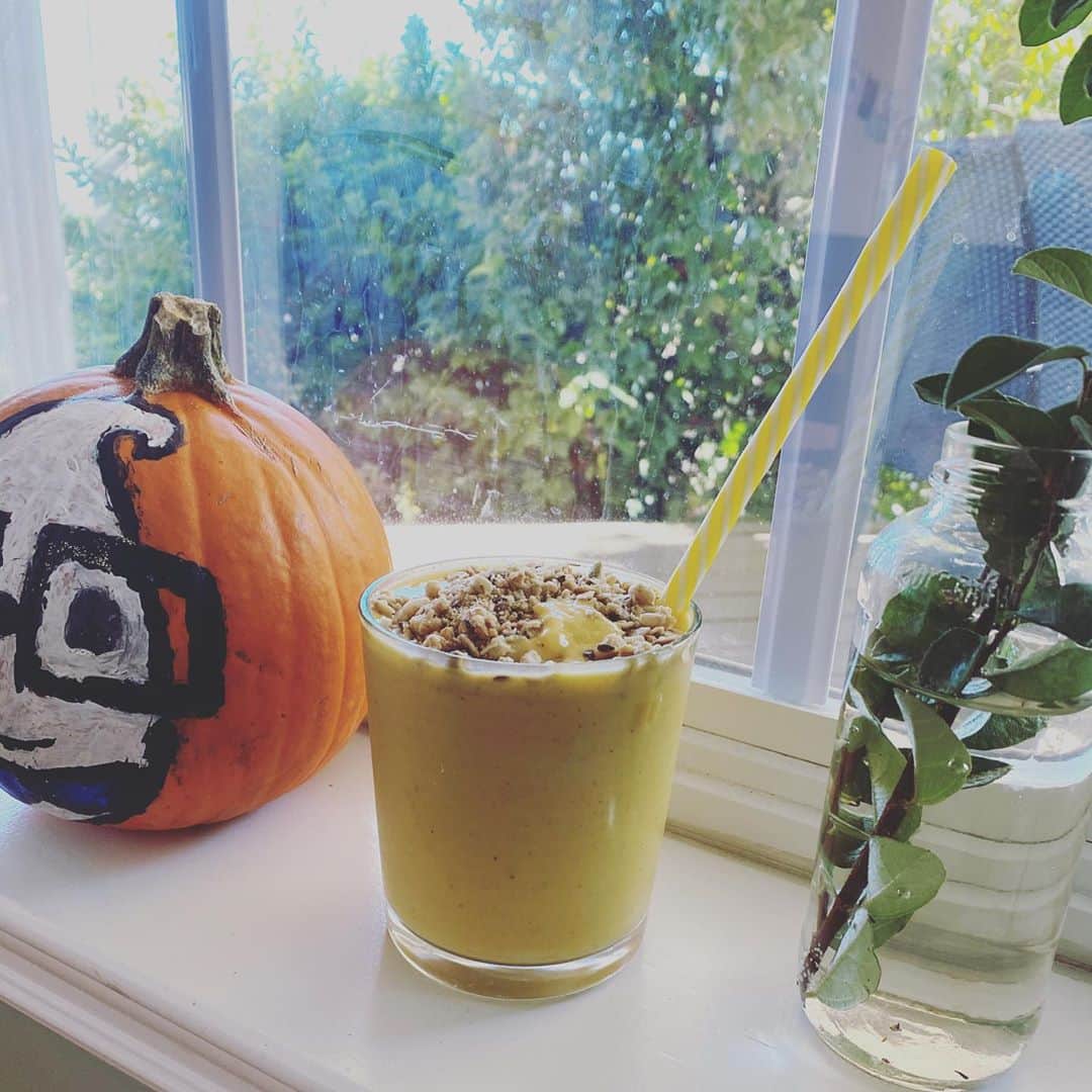 ブリット・ニコルのインスタグラム：「I make smoothies ALL the time!!!! Me and my babies love them :) This is one of my favs. Mangos, oranges, bananas, almond butter, vanilla almond milk, cinnamon, and turmeric. Sometimes we put granola and extra mangos on top!!   What is your favorite smoothie?   And Mommas, do you have a favorite green smoothie? Wanting to find something my babies like? 🧡」