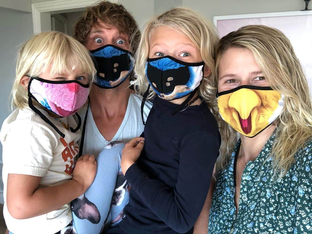 エリック・クリスチャン・オルセンのインスタグラム：「I chose this picture because Esme looks like a pirate. Our friends from Sesame Street are here to tell you to believe in science and please wear a mask. We are proud to support Sesame Workshop by wearing our @citizensofhumanity x @sesamestreet masks.  The collection is designed for the whole family and benefits Sesame Workshop’s COVID-19 relief initiative, #CaringForEachOther」