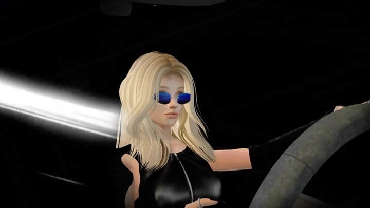 ケイリン・ルッソのインスタグラム：「Vroom vroom 𝐻𝐼𝒢𝐻 video out at noon !!!!   @imvu   Creative director & stylist @perirosenzweig」