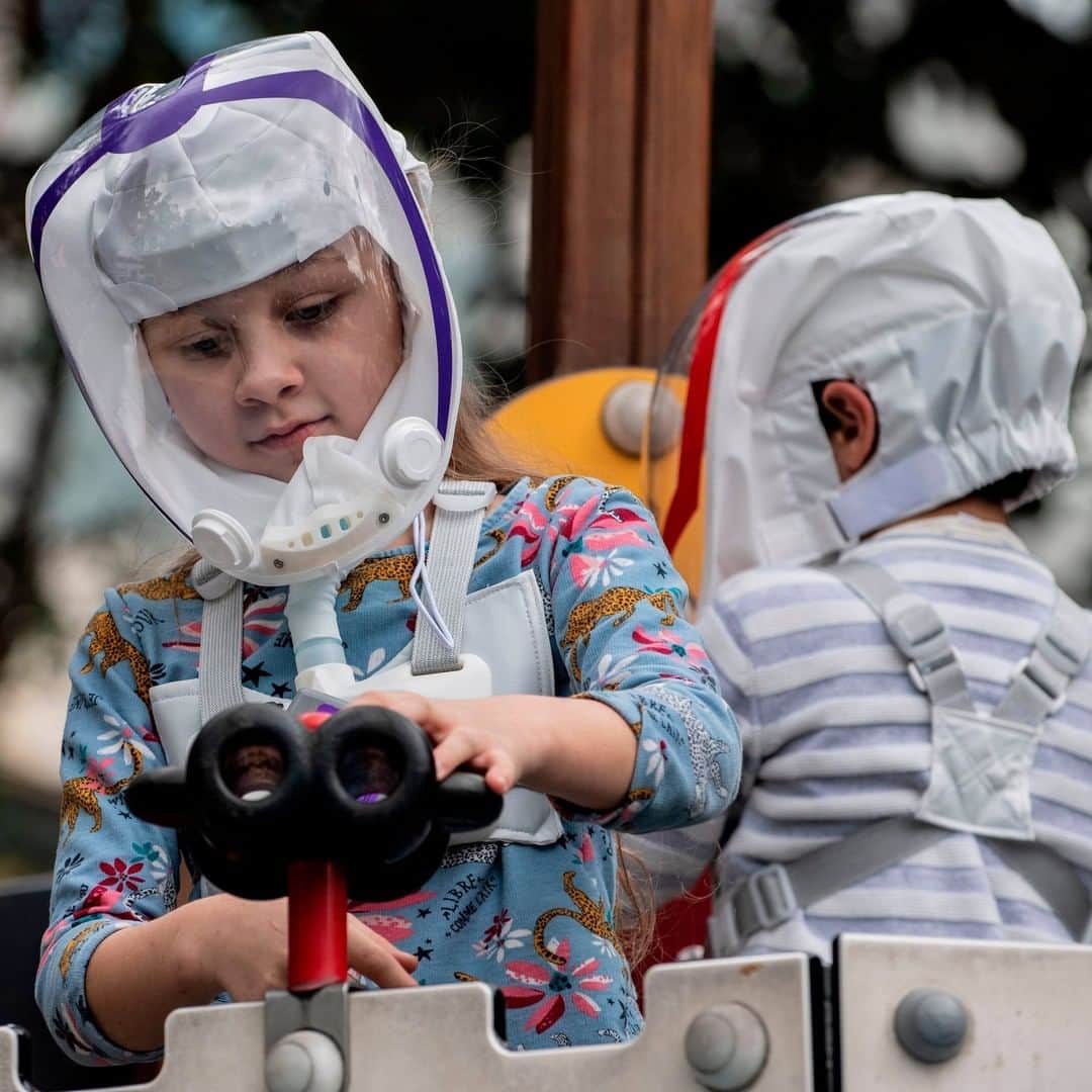 Primer Impactoさんのインスタグラム写真 - (Primer ImpactoInstagram)「Con cascos parecidos a los de los astronautas, niños juegan en un parque para evitar contagiarse de #coronavirus en #Bogotá, #Colombia.  Los cascos fueron elaborados por unos ingenieros colombianos que buscan soluciones en medio de la #pandemia.   Colombia es el sexto país del mundo con más casos registrados de #covid19.   ¿Qué opinas sobre estos cascos y estas iniciativas para volver a la "normalidad"?  Deja tu opinión en los comentarios 👇.  Fotos: Juan Barreto / AFP vía Getty Images.」10月16日 1時28分 - primerimpacto