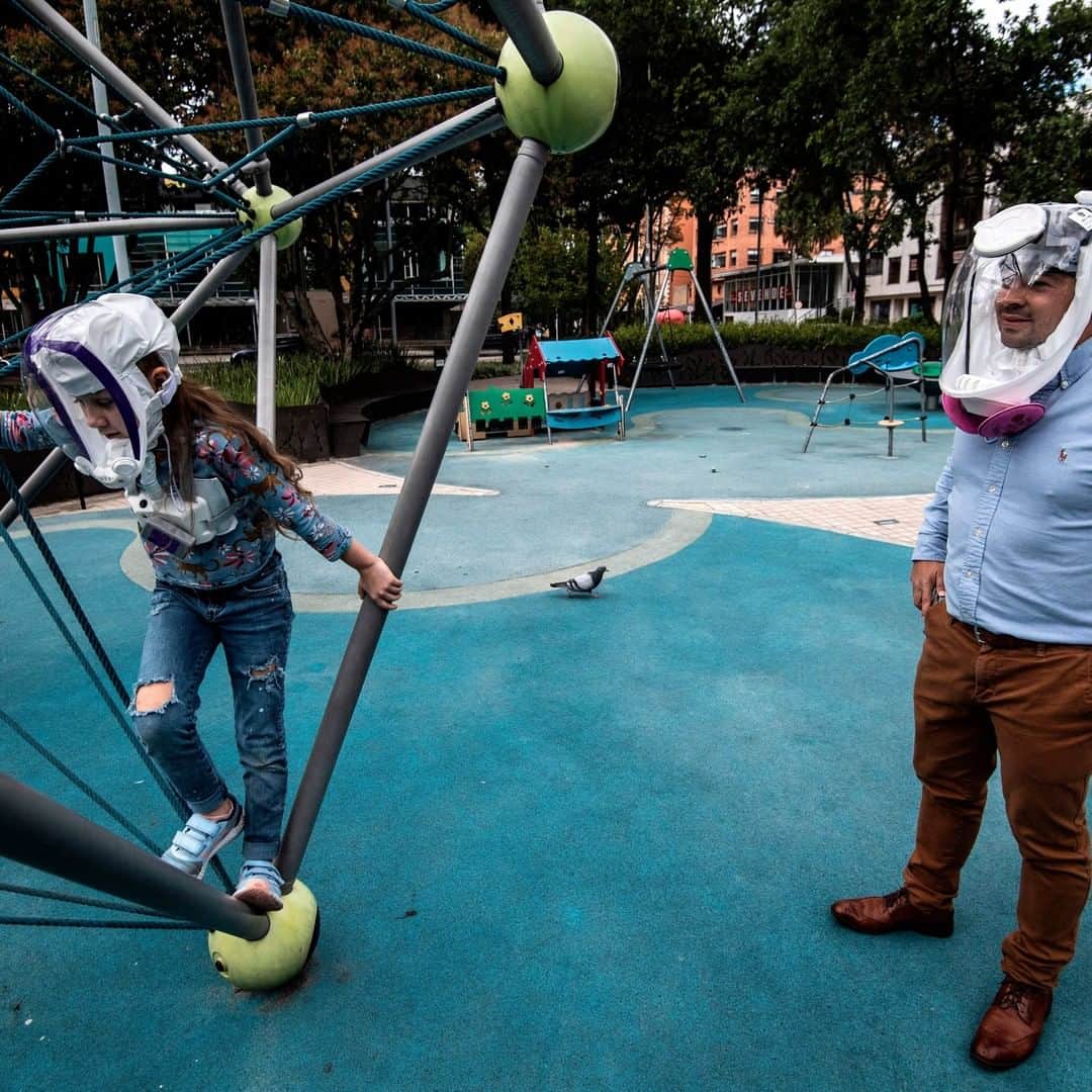 Primer Impactoさんのインスタグラム写真 - (Primer ImpactoInstagram)「Con cascos parecidos a los de los astronautas, niños juegan en un parque para evitar contagiarse de #coronavirus en #Bogotá, #Colombia.  Los cascos fueron elaborados por unos ingenieros colombianos que buscan soluciones en medio de la #pandemia.   Colombia es el sexto país del mundo con más casos registrados de #covid19.   ¿Qué opinas sobre estos cascos y estas iniciativas para volver a la "normalidad"?  Deja tu opinión en los comentarios 👇.  Fotos: Juan Barreto / AFP vía Getty Images.」10月16日 1時28分 - primerimpacto