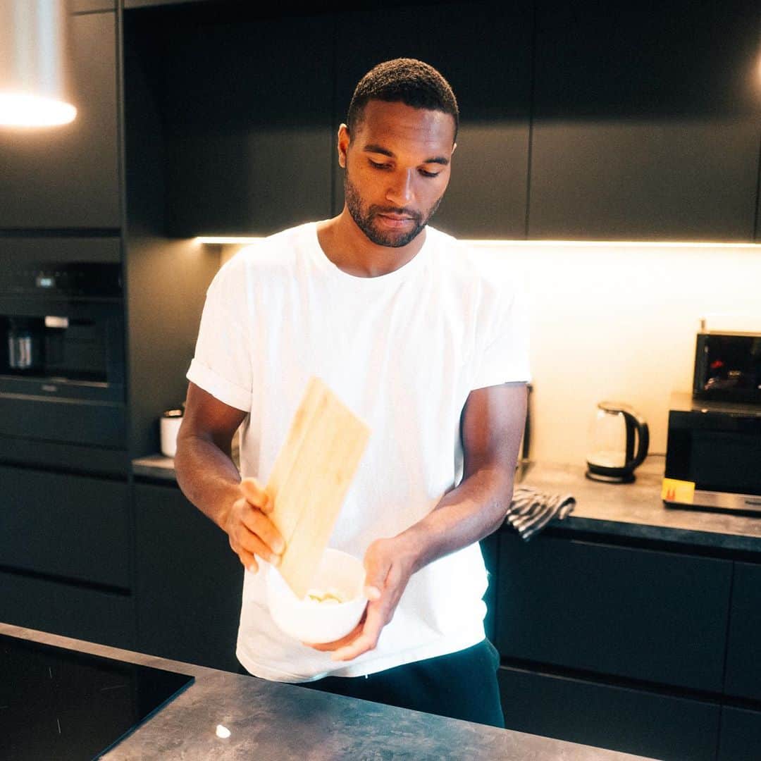 ヨナタン・ターのインスタグラム：「For professional athletes, protein consumption everyday is very important. My daily intake: 190g. What’s yours?」