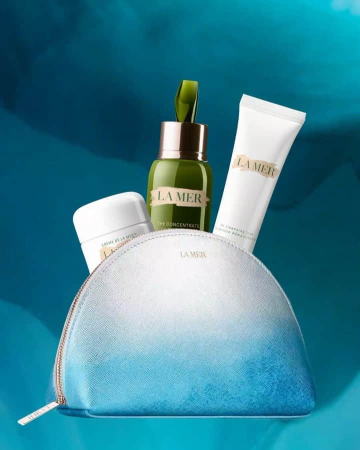ドゥラメールのインスタグラム：「Introducing The #LoveLaMer Set. This pampering trio of self-care treatments—curated by you, on Instagram for Instagram—works in concert to deeply moisturize and visibly calm skin. The Cleansing Foam lifts away impurities, The Concentrate strengthens and protects, and the Crème de la Mer imbues skin with supple hydration. Collected in an ice blue keepsake bag, it’s the ultimate La Mer set (and the perfect gift … for you). Available exclusively via Instagram Shop.」