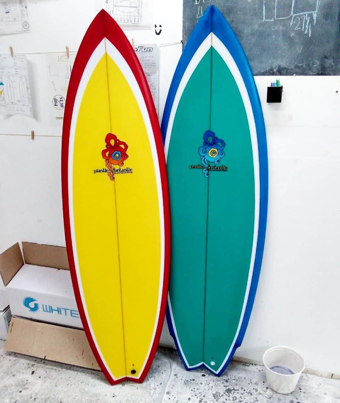 マリブシャツのインスタグラム：「Check out these fresh ones! 5’8” swallow tail and 5’8” 2 wing swallow tail shaped by @hollingsworthsurfboards ✨🤙🏼 swipe to see the transformation ⏩ #malibushirts #plasticfantasticsurfboards」