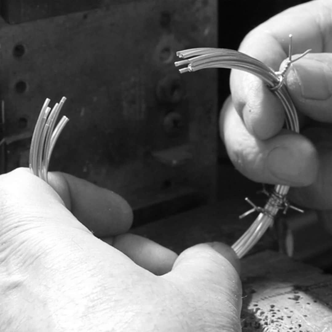 デビッドヤーマンのインスタグラム：「The first Cable bracelet was born in 1982. David had the idea to hand twist wires, embellishing the end caps with gemstones. In many designs, Cable appears in elements as small as a bead or a clasp - a subtle signature of the designer. It is the continuation of this inventiveness that makes every David Yurman design an original work of art. #DavidYurman」