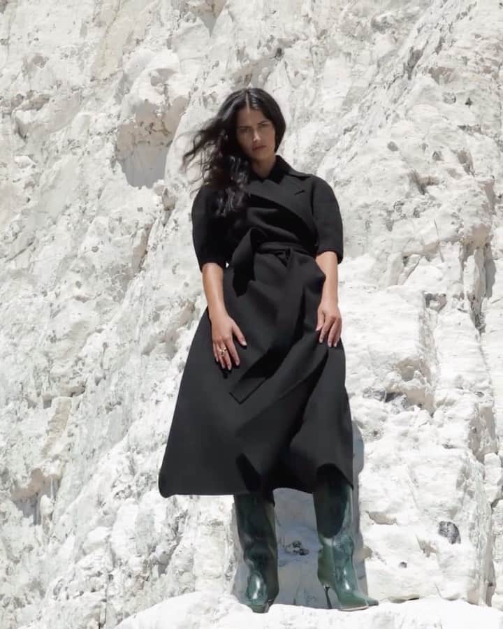 のインスタグラム：「Bringing new meaning to ‘wrapping up’ for autumn, the wrap coat is this season’s most flattering outerwear proposition, bar none.   Find @TheRow in Advanced International on the First Floor and head to our link in bio to discover the best coats of AW20.   Photographer: @clarkfranklyn  #Harrods #HarrodsFashion #TheRow」