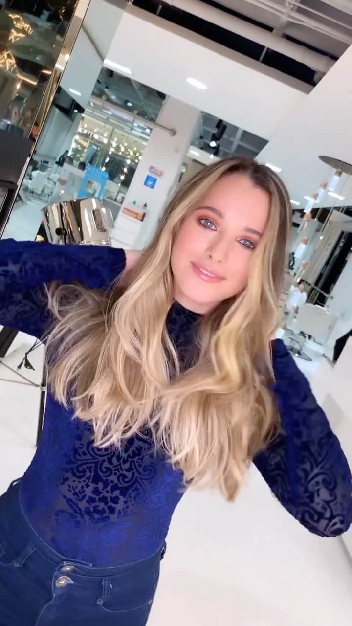 ミッチェル・オルベラのインスタグラム：「Creo que ya me veo de mi edad😂🤍 @maitoleal @criscamilohincapie」