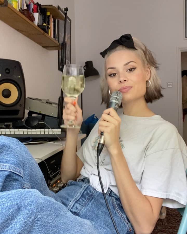 ニーナ・ネスビットのインスタグラム：「a message from your drunk auntie after you tell her you’re worried what people think of you lol」