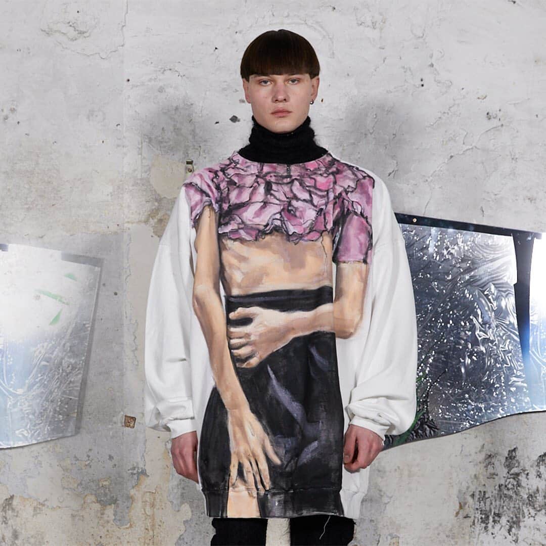 アンドレアクルーズのインスタグラム：「we are proud to introduce our new collaboration with @anachateau. Ana Castillo's universe is made up of people from different backgrounds, from youth to queer world through pop culture icons.His specialty, collage. She mixes up her own photos with those of others from magazines or social networks. it fits perfectly with the DNA of Andrea Crews.  FW20 Show 🌍  #andreacrews #upcycling #fashionarts #paintingonclothes #fashionactivism #greenfashion」