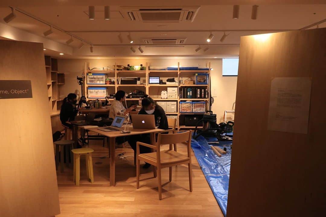 naoko tawaraのインスタグラム：「NEW DOMAIN - “Space, Time, Object”がblankにてスタートしています。 blankは14日にオープンした @umekoji_potel_kyoto 内にある、名前の通り空白のスペースです。おもしろ大先輩の早星さん @sbr さんに声をかけてもらってここでお店をはじめます。といっても、まずは「この時代で、どんなお店がおもしろいのか」ということを現場で対話を重ねて、作るところをから開放し、みれる状態でスタート。 Blankのデザインは、ずっときになってしょうがなかった @new_domain チームにお願いしました。 NEWDOMAINは、京都を拠点に活動するデザインファーム。 ”Blank”で制作・展示・販売を行うために約２ヶ月ほど滞在してくれます。みんなパワフルでピュアでいいチーム。 写真は彼らが来た途端、ファクトリーとなった現場。 作ってる間にも、彼らのプロダクトの販売も行う予定。 一緒に思考し、手を動かしながら、考えるお店。まだ、見てえないところも多いですが、早星さんやチャッピーと話して、ずっとワクワクしてる。いろんな人巻き込みながら、おもしろい場所にできたらいいなと思います。 「きになるわーでもなんなん！」って人いたらご連絡ください〜一緒に現場ではなしましょう◎」