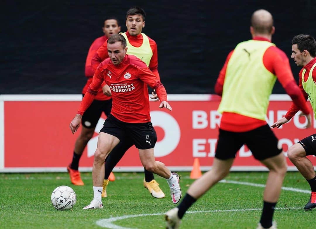 のインスタグラム：「Training with the Team」