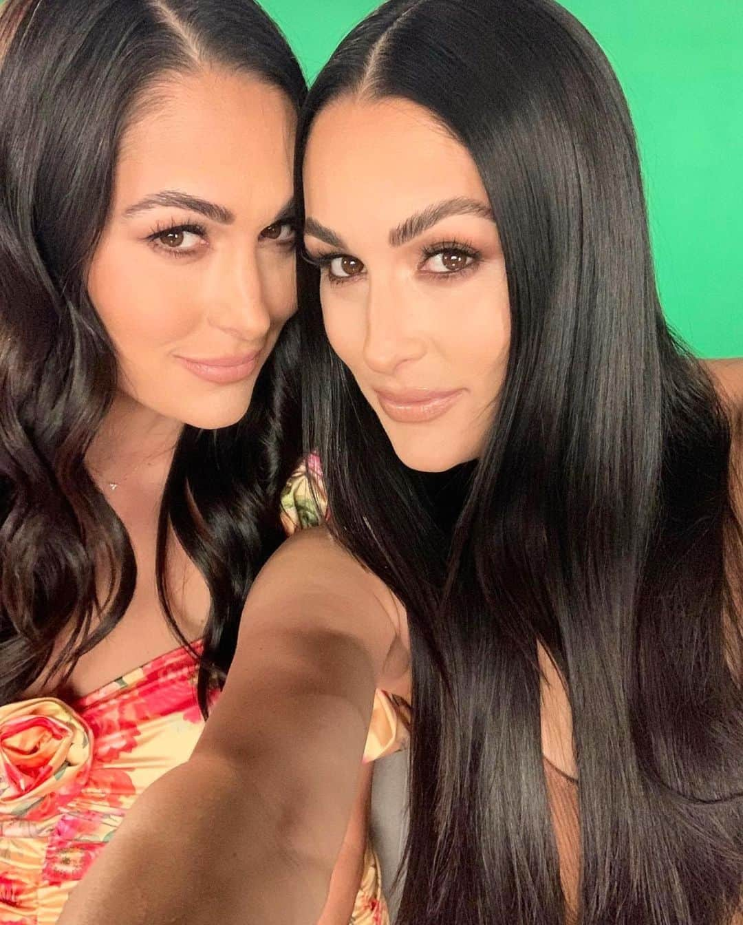 ポール・ノートンさんのインスタグラム写真 - (ポール・ノートンInstagram)「Green screen glam for my girls @thebriebella & @thenikkibella I missed them so much! #hair by Me @leobypaulnorton using @nicoleandbrizee @oliviagardenint @crickettools @igkhair #makeup by @honeybeileen #briebella #nikkibella #thebellatwins #totalbellas」10月16日 1時52分 - paulnortonhair