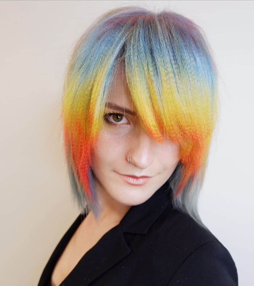 Sam Villaさんのインスタグラム写真 - (Sam VillaInstagram)「#Textured bangs 🌈 hair by @brianahairtease using her #SamVilla SIGNATURE SERIES TEXTUR®  PROFESSIONAL TEXTURIZING IRON.⠀ ⠀ With three heat settings, you can feel confident that you always have the optimum temperature for every hair type, from fine to virgin to coarse. Targeted Temperature Technology guarantees a consistent temperature without spikes, and a special color-treated setting protects the longevity of your guests’ color. The Textur® automatically turns off after 60 minutes for safety and to extend the life of your iron.⠀ ⠀ ✖️ Shop #SamVillaTools on SAMVILLA.COM ✖️」10月16日 1時46分 - samvillahair