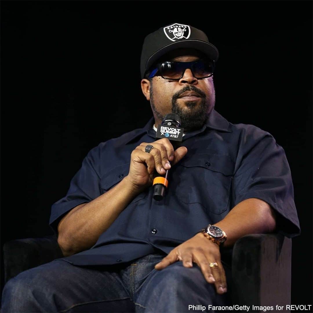 ABC Newsさんのインスタグラム写真 - (ABC NewsInstagram)「Ice Cube responded to intense backlash in the hip-hop community and beyond after an adviser to President Donald Trump revealed on Twitter that the hip-hop star and NWA legend advised the Trump administration on a plan for Black America. Read more at link in bio. #icecube #hiphop #nwa #politics #trump #abcnews」10月16日 1時46分 - abcnews
