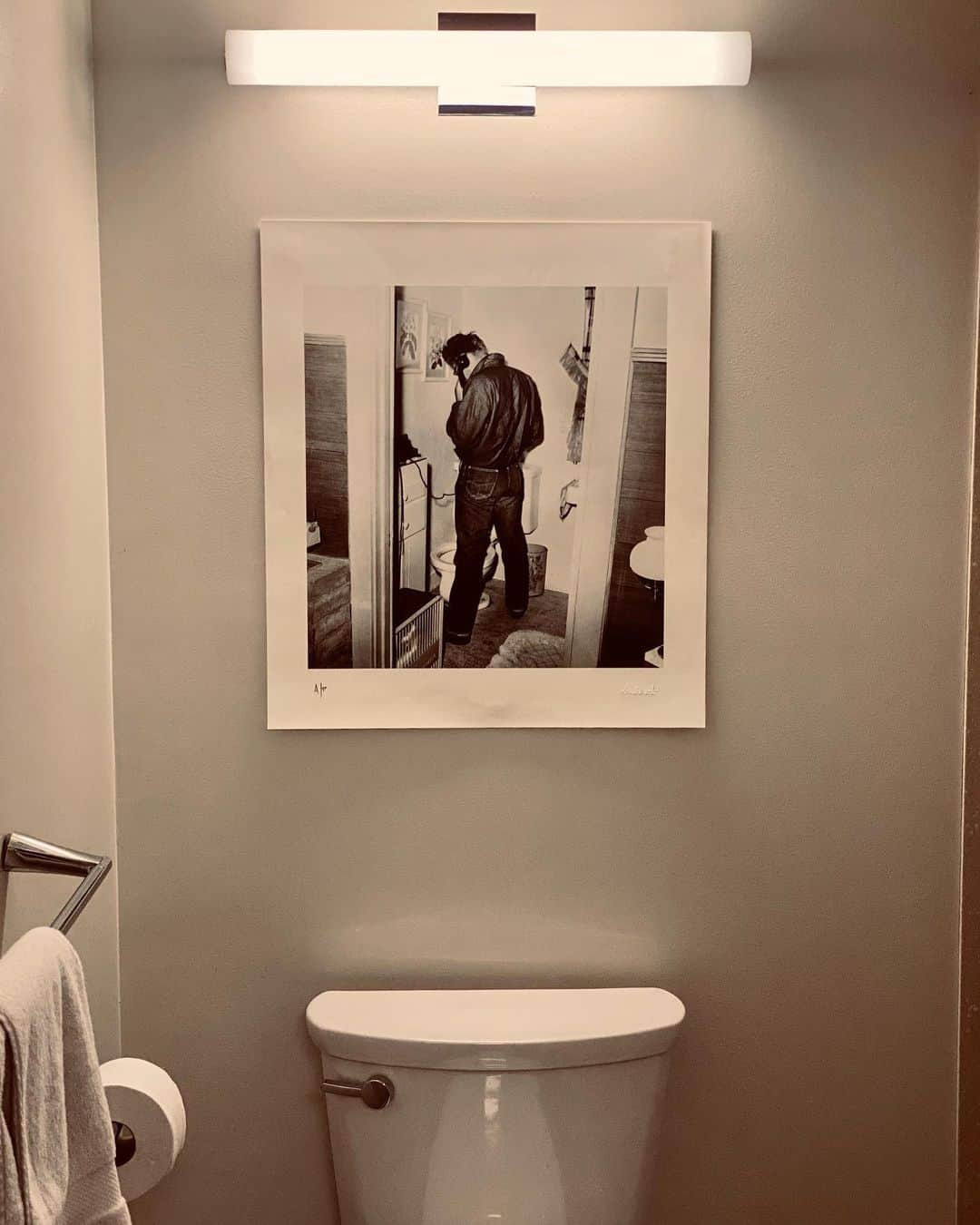 シャイアン・ジャクソンさんのインスタグラム写真 - (シャイアン・ジャクソンInstagram)「Got my James Dean ‘peeing while on the phone pic’ in my dressing room bathroom up....so...yeah, I’m feeling good today.  #CallMeKat #FoxTV」10月16日 1時49分 - mrcheyennejackson