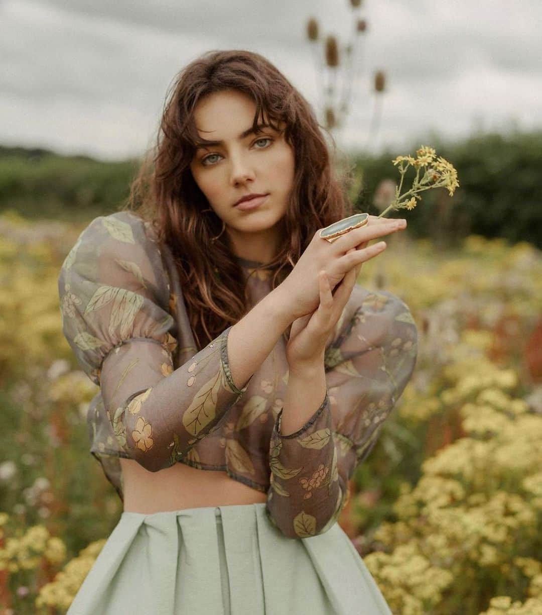 Amelia Zadroのインスタグラム：「Casting spells in the fields with @tianajewelondon ‘s magnificent, ethically sourced, intentionally crafted crystal jewellery ⚡️⚡️⚡️ Your golden heart still travels around with me each day Miri 💛」