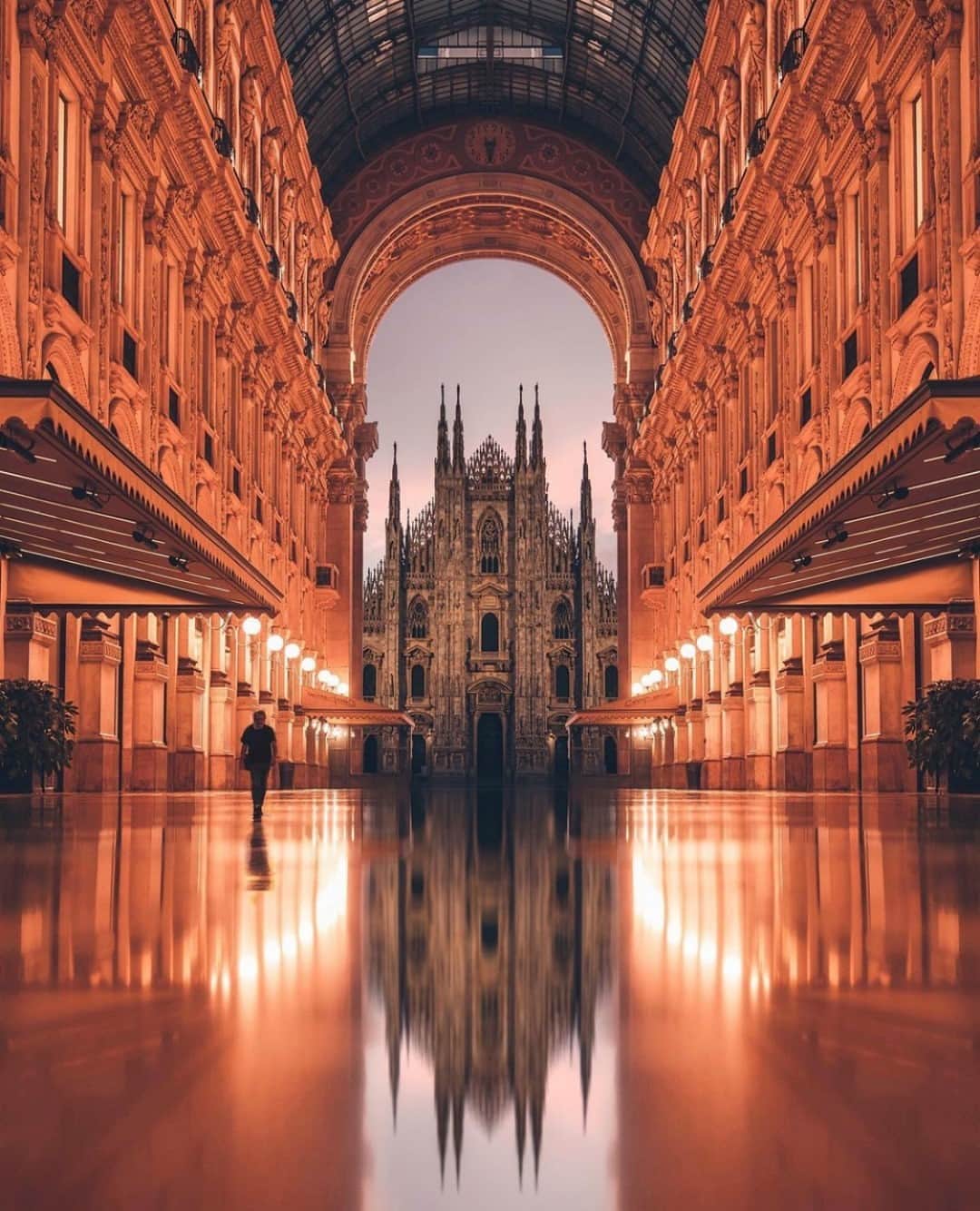 Earth Picsさんのインスタグラム写真 - (Earth PicsInstagram)「Milan, Italy 🇮🇹 by @harimaolee」10月16日 2時00分 - earthpix