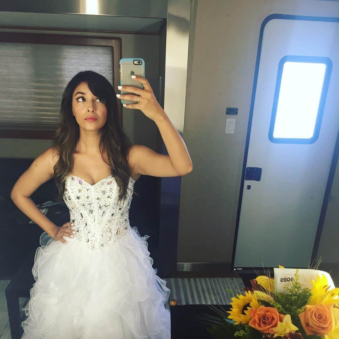 ハンナ・シモンのインスタグラム：「That time I did a whole episode about where Cece gets drunk and buys a hideous wedding dress and then I put on the dress and I’m like where’s the joke.」