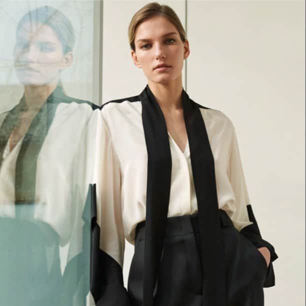 アマンダ ウェイクリーのインスタグラム：「A contemporary take on kimono dressing... with graphic colour blocking, a draped statement sleeve and luxe fabrication... this is effortless day to night versatility  #statementsleeves #colourblocking #silkshirt #aw20 #monochromestyle」