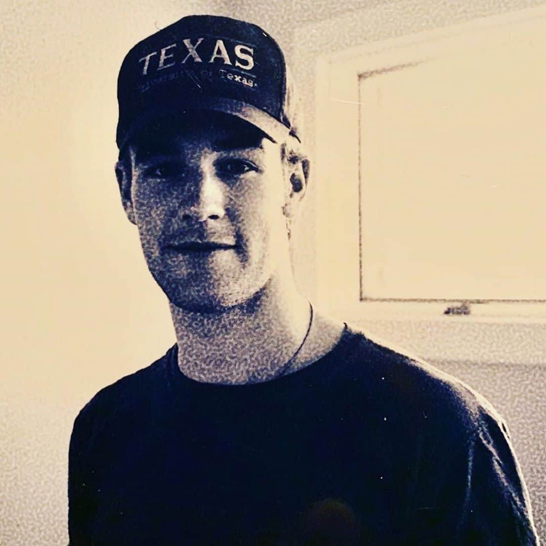 ジェームズ・ヴァン・ダー・ビークさんのインスタグラム写真 - (ジェームズ・ヴァン・ダー・ビークInstagram)「#Texas vibes since ‘99... Pic taken by my TV momma @thereal_marymargarethumes shortly after shooting #VarsityBlues. #tbt」10月16日 1時59分 - vanderjames