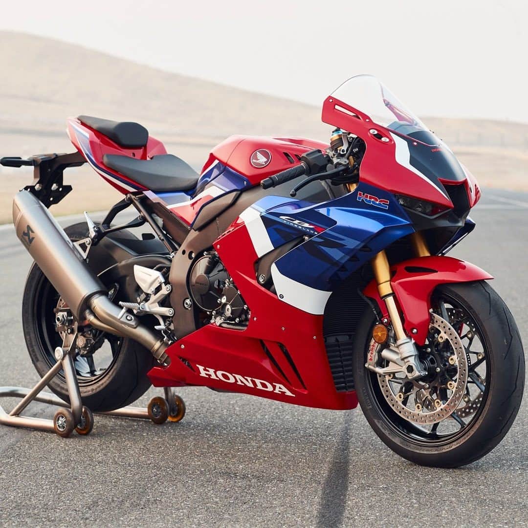 Honda Powersports USさんのインスタグラム写真 - (Honda Powersports USInstagram)「2021 CBR1000RR-R Fireblade SP  The best, most exclusive, feature-rich open-class sportbike Honda has ever built under the CBR banner. Would you ride it? #fireblade #betteronahonda」10月16日 2時00分 - honda_powersports_us