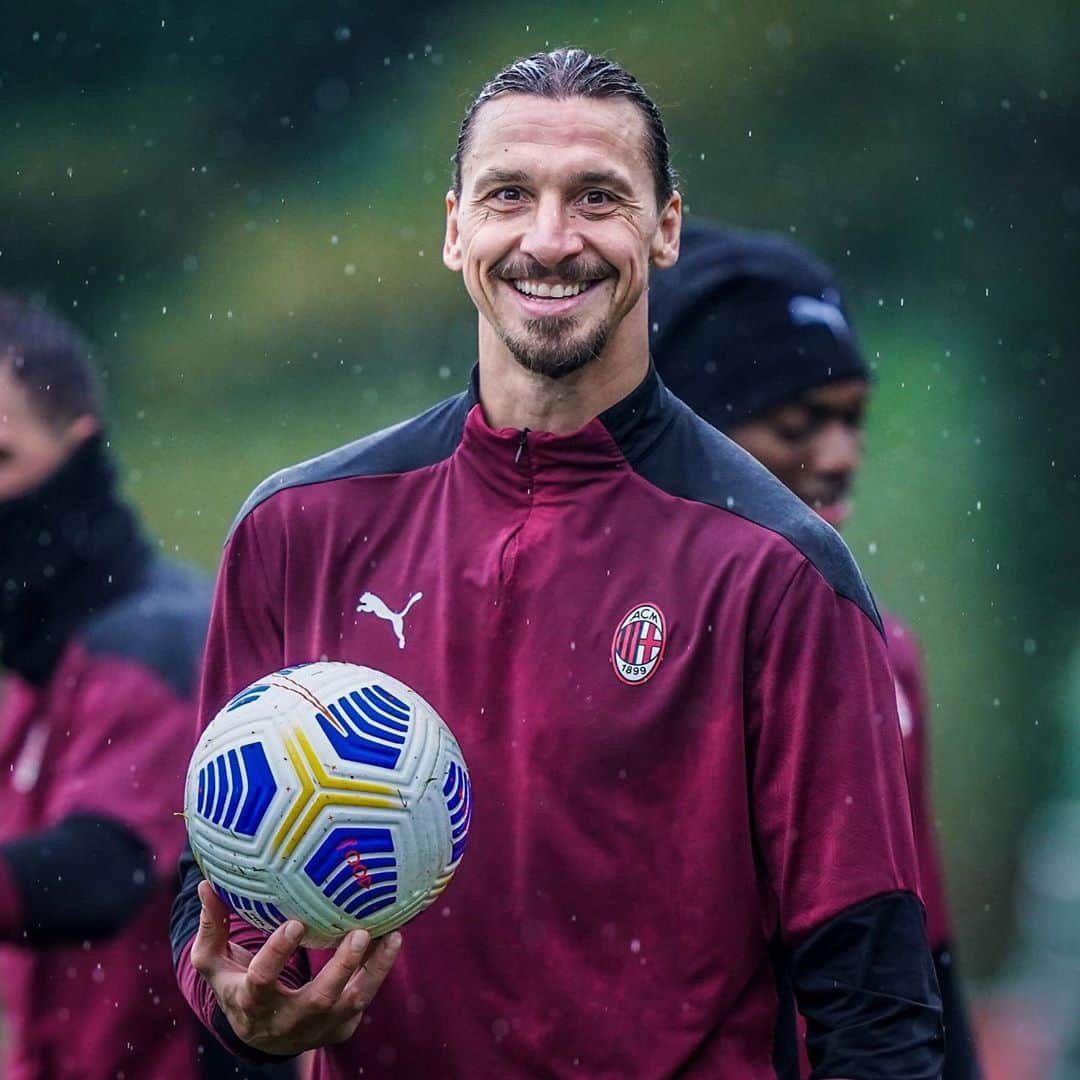 ACミランさんのインスタグラム写真 - (ACミランInstagram)「Mood 😀 (Despite the weather 🌧) #InterMilan #SempreMilan」10月16日 2時02分 - acmilan