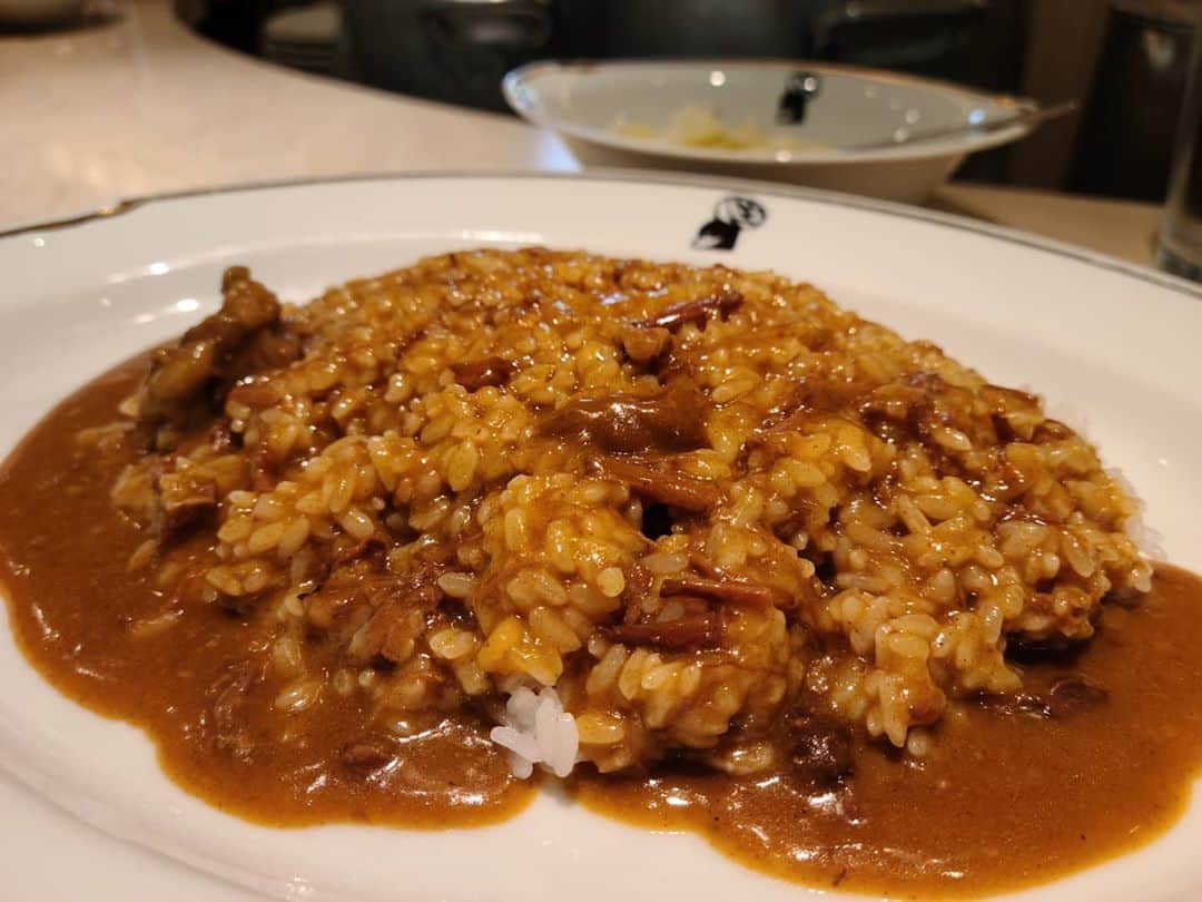 のインスタグラム：「「インデアンカレー」大好きなカレー♪大阪に来たら食べたい味(´- `*)　芸人になって先輩に連れていってもらって、一口食べた時から大ファンになっちゃいました♪この甘辛がクセになるのです！  #カレー #大阪 #インデアンカレー #梅田駅 #堂島 #レギュラー松本 #あるある探険隊 #大阪グルメ」
