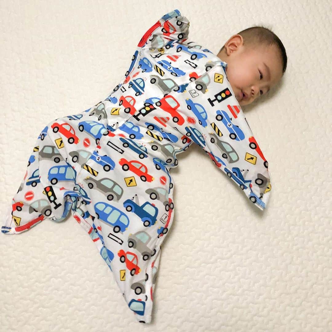 馬渕史香のインスタグラム：「Sleeping Babyの #スリーピングスター ってのを買ってみた  「着るだけで赤ちゃんの眠りが変わる」進化型おくるみらしい🤔 英語名はZipadee-Zip  スリーパー探しとる時に見つけたんやけど、前に書いた寝返りで夜起きちゃう件、1回には減ったけど、その1回も無くなったらいいなぁって🛌  どうせもう1枚洗い替え用のスリーパー買わないかんかったので、試してみることにしたー  1日目の昨晩は寝付きがめちゃくちゃよかった😳びっくり 夜中に起きるのは変わらずやったけど😅 けど、いつもより睡眠時間が長かった？？気がする？？  1日じゃ判断はできへんでちょっと続けます🙋‍♀️ さて、どうなるのか  @sleepingbabyinc #zipadeezip  #あしざわ家 #赤ちゃんのいる生活 #ずぼら主婦 #ゼクシィbabyママ隊 #令和2年生まれ #5月生まれ #男の子ベビー #令和ベビー #babyboy #2020baby #ゼクシィbaby #ベビーグラム #ベビフル #コズレ #ままのて」