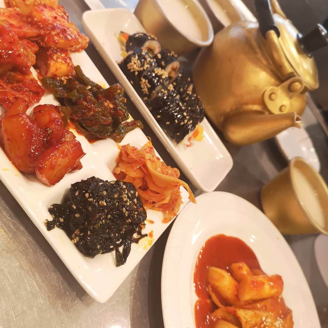 中島彩のインスタグラム：「鶴橋でお昼飲み❤️ 2軒目は金杏奈の手作りキムチ✨ ドラム缶テーブルにやかんマッコリ❤️韓国旅行気分～💕 キムチやさんだけあって、どのキムチも美味しかった😍 特にガリのキムチ、海苔の佃煮ハマる...❤️ ジミンペンのお友達について @blacktiger.jp さんへも寄り道✨ 久しぶりの鶴橋満喫...❤️  #鶴橋　#鶴橋コリアンタウン #鶴橋グルメ #金杏奈の手作りキムチ　#韓国料理　#キムチ　#マッコリ　#やかんマッコリ　#ドラム缶テーブル #昼飲み #韓国料理大好き #韓国行きたい  #辛いもの好き」