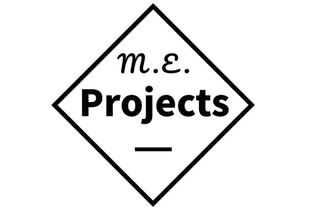のインスタグラム：「Big News!!  この度、私、エバンズマラカイは新しく "M.E. Projects"を始めることにしました。 自分が大事にしている言葉「Stay Positive! My Friend」の通り、「ポジティビティ」というものを自分から始め、周りに広めたい！そう思いこれからいろんなことに挑戦していきます！  そして！第1弾として！ アパレルライン M.E. Projectsをはじめます！ 前からやりたかったが一歩踏み出せずにいたなか、周りの人に応援され、とうとうやります！決して一人でできることではなく、最初から隣でサポートしてくれている友達がいるからこそこのようになりました！ そしてそして！なんと、今日！今夜21時ローンチします！ものすごく楽しみです！ それに合わせて、20:30からカウントダウンインスタグラムライブをします！ このライブは M.E. Projectsのインスタアカウント( @m.e_projects_ )で開催するので、是非見てください！  これからも周りをポジティブに変えることを目標に、皆さんを笑顔にできるよう頑張ります！応援よろしくお願いします！  #staypositivemyfriend #MEProjects #MEP」