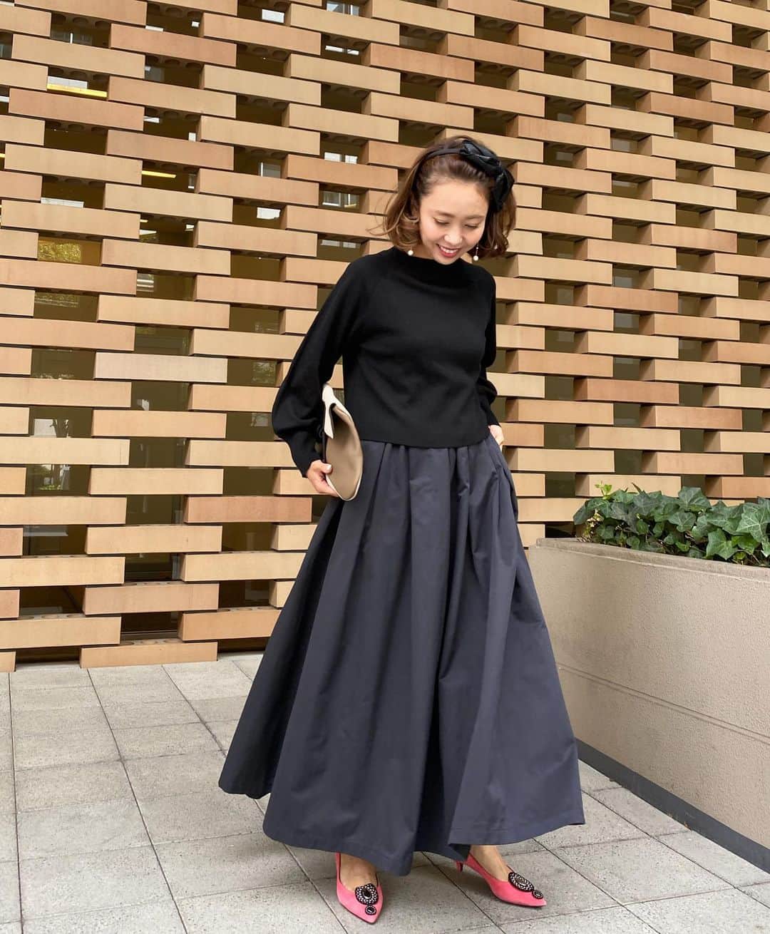 のインスタグラム：「・ #akiron_verofonna one piece coordinate2️⃣👕💕(color:BLACK) @verofonna  (来週予約販売開始予定) ・ ・ こちらはBLACKです♡ 黒は定番として持っておきたいですよね‼️ わたし自身、黒のこういうロングワンピース&スカート持ってなかったので、作りたかった✌️ ・ 黒に関しては、スカートだけ使う時にやっぱり色んなトップスと合わせやすいと思います👍 あと、昨日ご紹介したドットとBLACKは生地が違います！ 黒の方は張り感があり、タフタ生地のようなちょっと形状記憶ぽい生地といったかんじです。 ドットの方がフワッとフレア感があり、サテンのような光沢があります。 本当にどのカラーもおすすめだ😌 ・ 最後の動画、途中ちょっとふざけてしもうてます🤪てへぺろ ※私が着ているものはサンプルとなります 実際はスカート着丈2.5cm短くしました。 ※スカートのウエスト部分のサイドのタックもう少し少なくなります。ウエストの部分の広がりを抑えるため _________________________________ #akiron_verofonna #reverofonna #verofonna #ヴェロフォンナ #コラボ企画 #コラボ #コラボ商品」