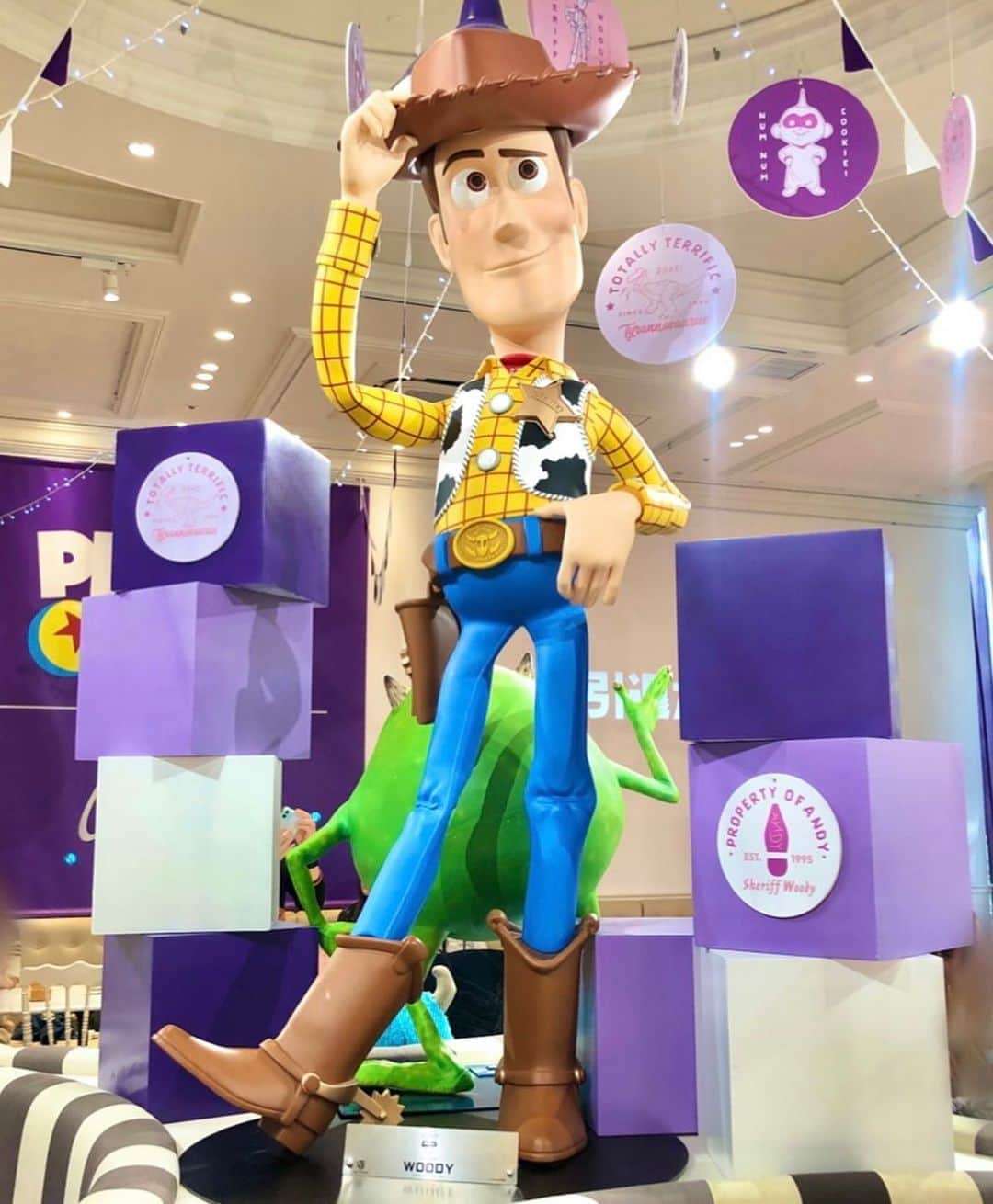 のインスタグラム：「私の家にも等身大のウッディーとバズが居ます☺️❤️ サリーとマイクもいるwww 仲良い友達とディズニー行くのが楽しみすぎるっ😂❤️ . . . . . . . . . . #toystory #toystory4 #トイストーリー　#トイストーリー4 #ピクサー　#pixar #ピクサーカフェ　#pixarcafe #ohmycafe  #disney #ディズニー　#かわいいカフェ　#東京カフェ　#アニメ　#サリー　#モンスターズインク　#マイク　#ウッディー　#バズ　#woody  #ディズニーカフェ」