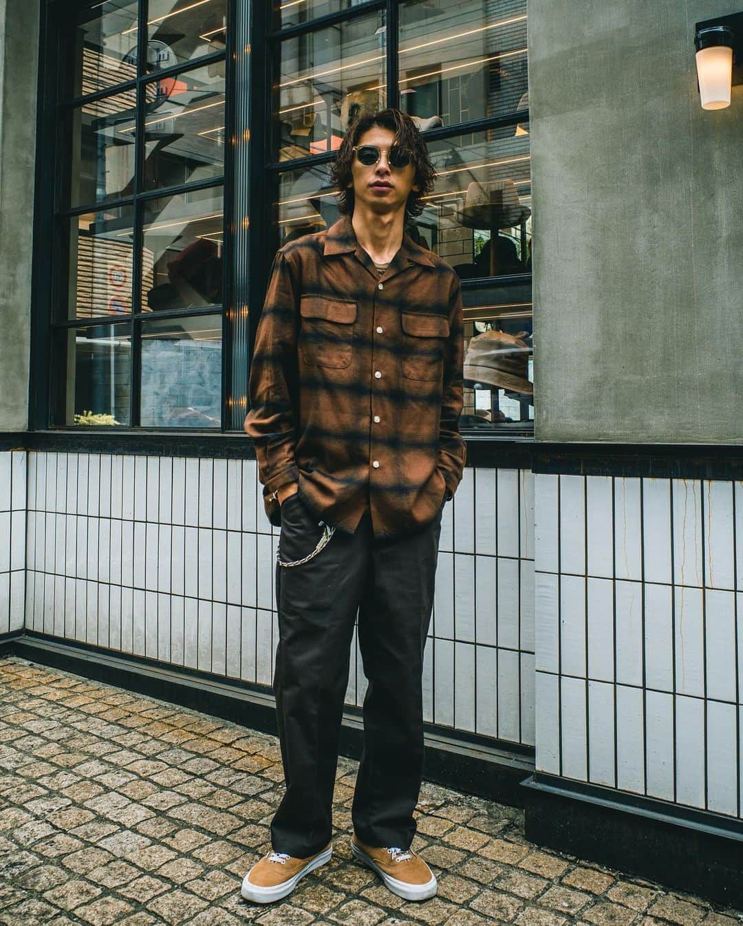 のインスタグラム：「brown style🤎  渋めなワークSTYLE！ #チェックシャツ #オンブレチェック #ワークパンツ #wackomaria  @wax__official  #vans #ayame #クロムハーツ #rude」