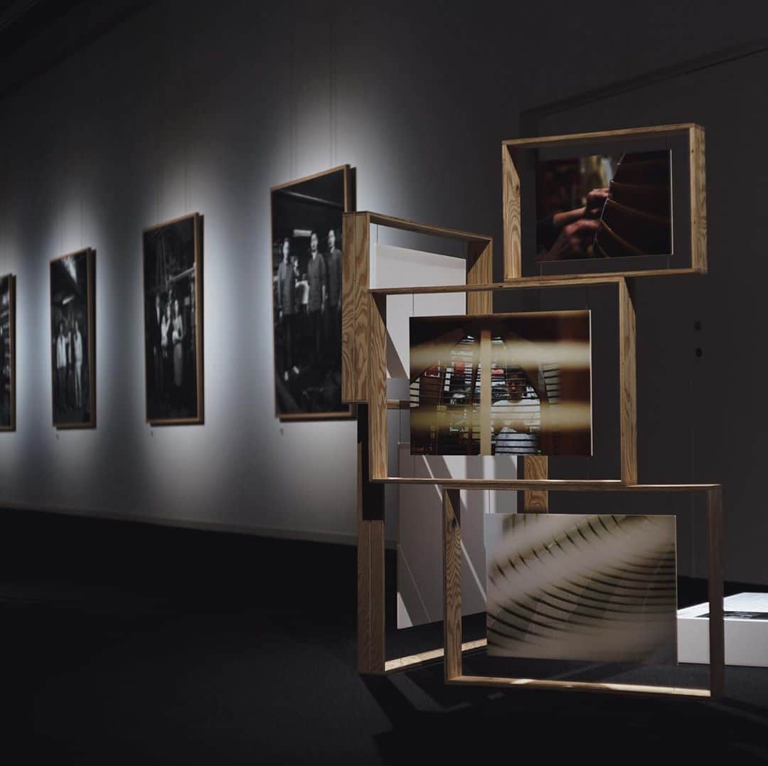市川渚のインスタグラム：「In between crafts by #MasuhiroMachida﻿ ﻿ ﻿ 京都在住の写真家、町田さん @masuhiromachida の写真展「継ぐもの -In between crafts-」が素晴らしかった。漆、おりん、西陣織、提灯などの京都の伝統産業と運命を共にする、生々しくも美しい六家族の日常をとらえた写真たち。﻿ ﻿ 後半ではそれぞれの家族に脈々と受け継がれてきた道具や彼らが作り続けてきたものにフォーカスした存在感たっぷりのモノクロ物撮り写真。﻿ ﻿ 写真がすばらしいのはもちろん、この対比がとにかく素晴らしくて、人からの目線だと、ものや道具は“人が使うもの“と思いがち。だけれど6つの家族の生活の写真を見たあとに道具たちの写真を前に「人（世代）や時代が変わっても、使ってきた道具は変わらないんですよね」という町田さんの言葉をきいて、人と道具の関係性が逆転したような感覚に……誤解を恐れずに言うと、彼らは道具たちに生かされる人たちなのかも、と思ったというか、それくらい、長年、受け継がれてきたものづくりは強いんだな、と。﻿ ﻿ 一方で、展覧会に行くともらえる冊子では町田さんとそれぞれの工房の方との「最近、どうよ？」的なカジュアルな対談が読める。それを読むと、伝統産業に関わる人たちも私たちと同世代で、現代に同じく生きる人間なのだなと、親近感を感じたり☺️﻿ ﻿ ものづくりの素晴らしさを伝えるコンテンツは昨今たくさんあれど、あえて"家族"に焦点を当てた意味や伝え方ひとつでこんなに見方が変わるんだと、とても鮮烈な体験でありました。写真って、やっぱりいいなあ……﻿ ﻿ 展示は今週末、10月18日までなので、京都に行かれる機会がある方はぜひ見て欲しい…！みやこめっせのB1F、京都伝統産業ミュージアムでやってます。﻿ ﻿ ちなみに6家族の中には私がここ数ヶ月使っている金継ぎキットの「金継ぎコフレ」を作っている、京都の漆やさん、堤淺吉漆店の写真も。そして、町田さんはこの間 #海があるから の映像制作で監督の赤地さんがお声がけくださったご縁で出会ったのでありました。﻿ ﻿ いろいろ、つながる😌」