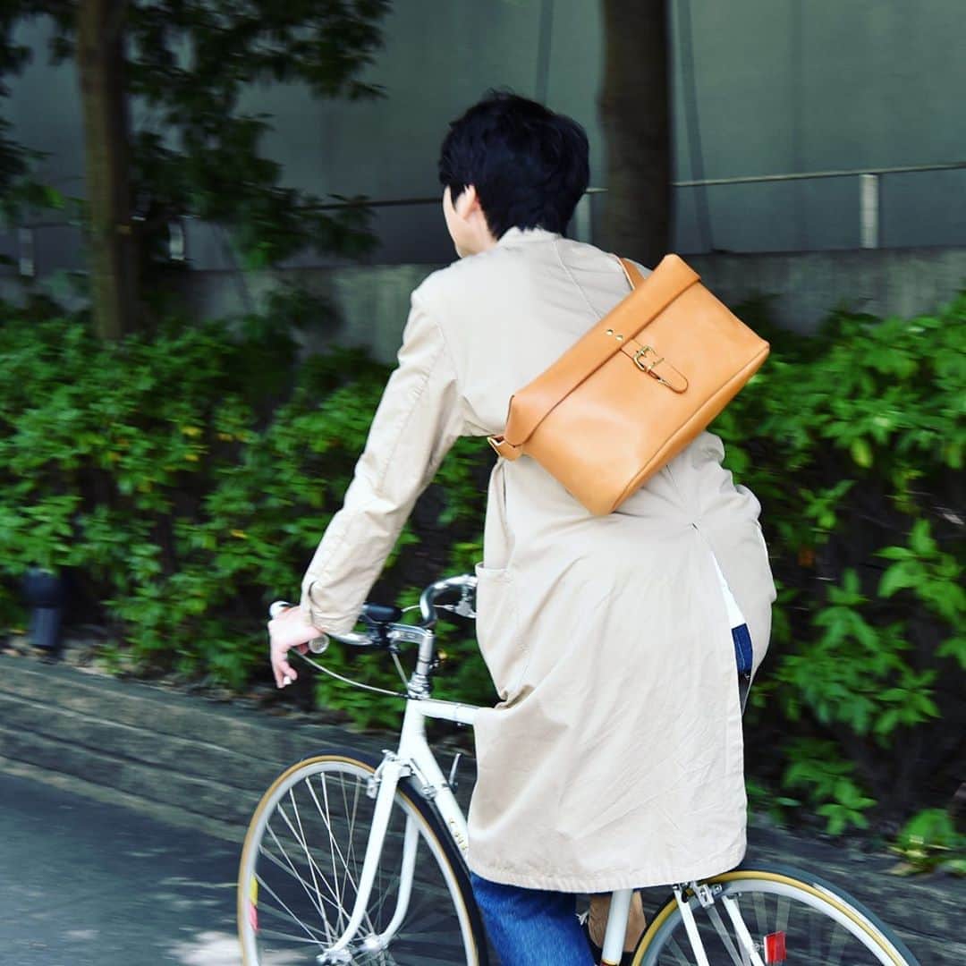 HERZ ヘルツさんのインスタグラム写真 - (HERZ ヘルツInstagram)「HERZより、新作 #ボディバッグ 登場のお知らせです。﻿ ﻿ 今回のボディバッグは、ヘルツで定期的に行っている #旅モノ という企画から生まれた鞄です。﻿ 箱型のフォルムはさながら、小さなコンテナを思わせるユニークなデザイン。﻿ 間口の広い作りで、中も見やすく、荷物も取り出しやすくなっています。﻿ ﻿ 作り手が特に意識したのは、荷物がたくさん入るボディバッグであること。﻿ 身体にフィットするサイズにまとまっていますが、容量も充分に確保されています。﻿ 容量のあるボディバッグは、普段使いや旅行、 #サイクリング など様々なシーンにおすすめです。﻿ ﻿ ヘルツ各店（Organを除く）でも本日より販売を開始いたします。﻿ 商品の詳細は公式サイトをご覧下さい。﻿ ﻿ #ヘルツ #革 #レザー #革製品 #革小物 #革雑貨 #革職人 #作り手 #レザーバッグ #herz #herzbag #leather #madeinjapan #factory」10月16日 11時37分 - herz_bag