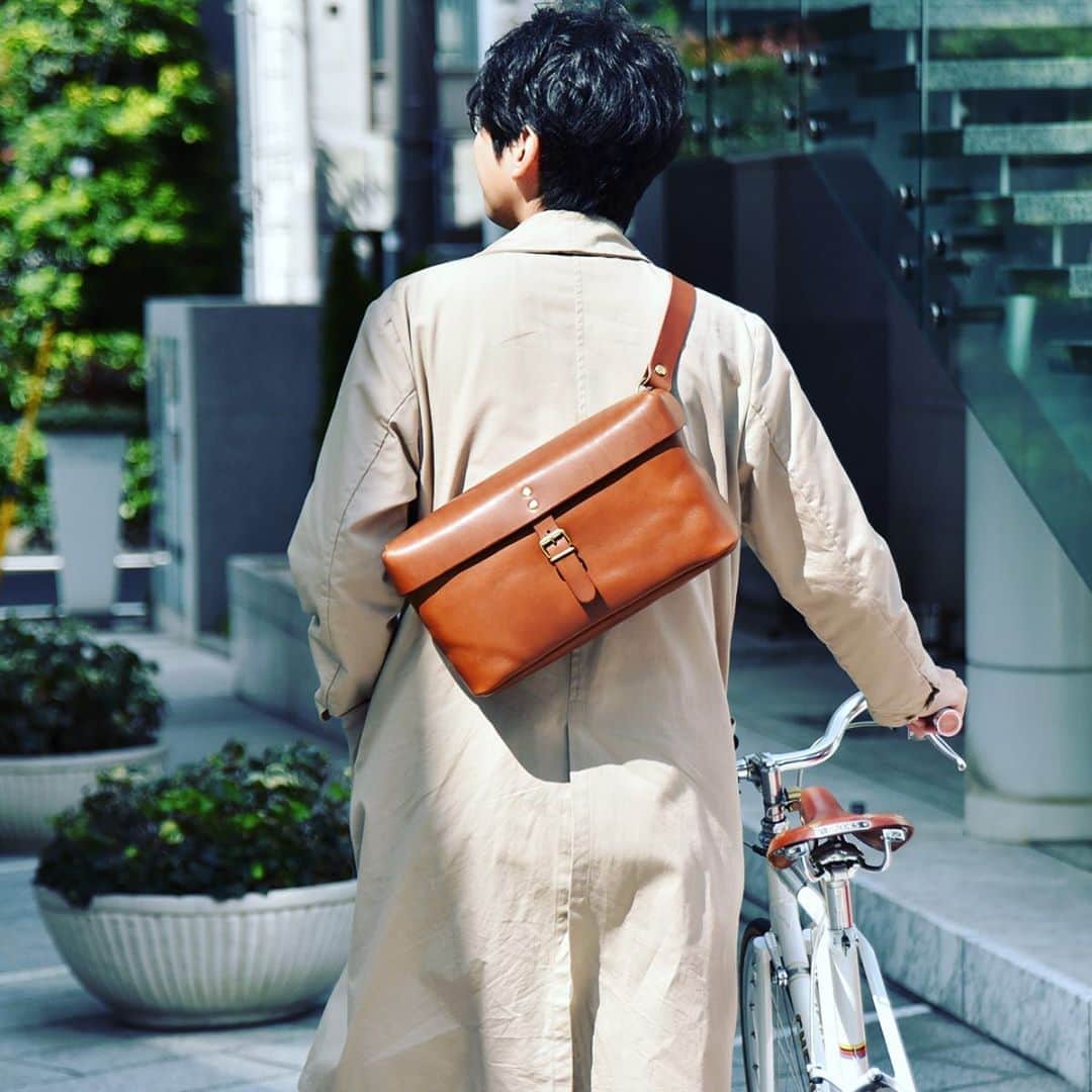 HERZ ヘルツさんのインスタグラム写真 - (HERZ ヘルツInstagram)「HERZより、新作 #ボディバッグ 登場のお知らせです。﻿ ﻿ 今回のボディバッグは、ヘルツで定期的に行っている #旅モノ という企画から生まれた鞄です。﻿ 箱型のフォルムはさながら、小さなコンテナを思わせるユニークなデザイン。﻿ 間口の広い作りで、中も見やすく、荷物も取り出しやすくなっています。﻿ ﻿ 作り手が特に意識したのは、荷物がたくさん入るボディバッグであること。﻿ 身体にフィットするサイズにまとまっていますが、容量も充分に確保されています。﻿ 容量のあるボディバッグは、普段使いや旅行、 #サイクリング など様々なシーンにおすすめです。﻿ ﻿ ヘルツ各店（Organを除く）でも本日より販売を開始いたします。﻿ 商品の詳細は公式サイトをご覧下さい。﻿ ﻿ #ヘルツ #革 #レザー #革製品 #革小物 #革雑貨 #革職人 #作り手 #レザーバッグ #herz #herzbag #leather #madeinjapan #factory」10月16日 11時37分 - herz_bag