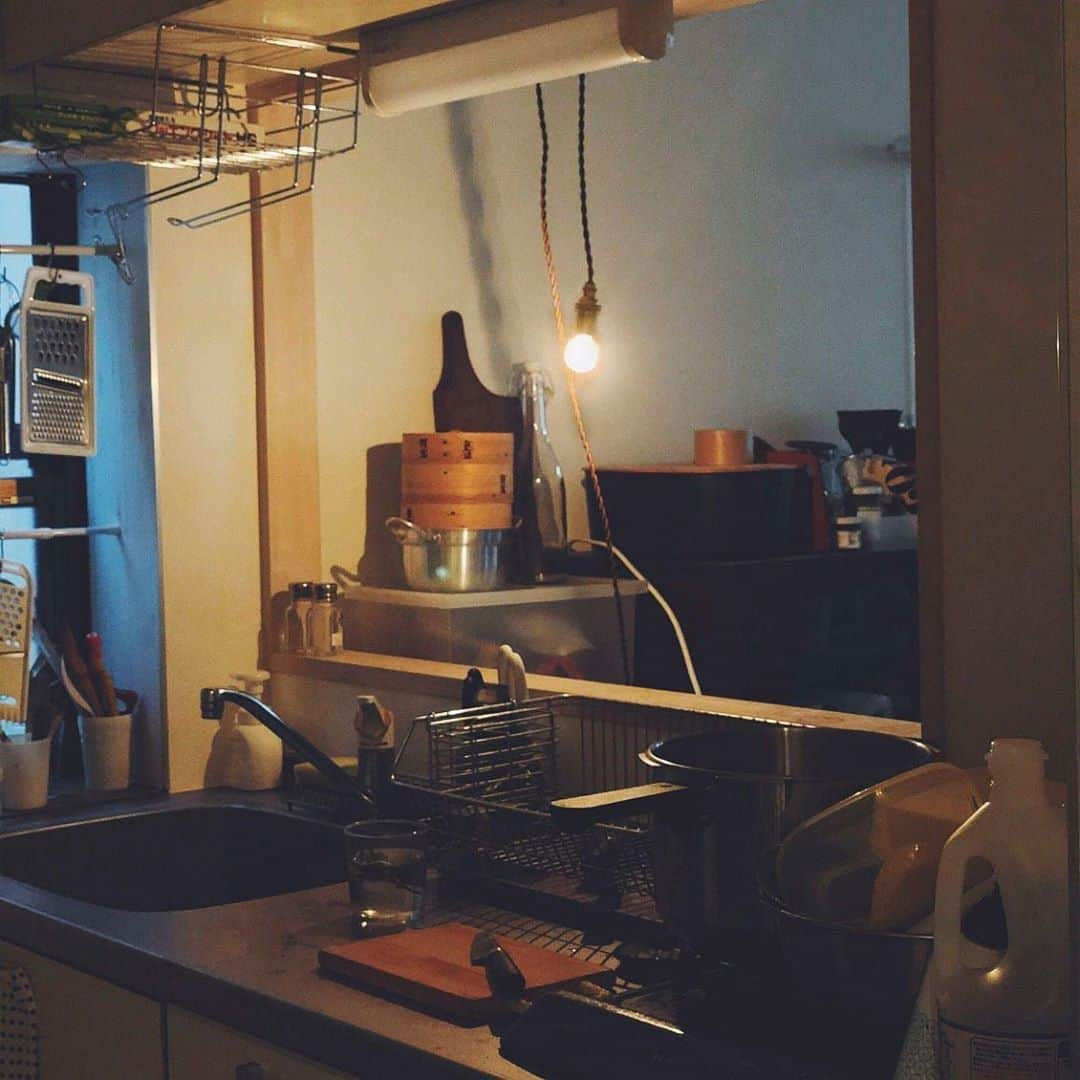 北欧、暮らしの道具店さんのインスタグラム写真 - (北欧、暮らしの道具店Instagram)「【スタッフの愛用品】マンネリを感じていた暮らしに、「ハンガーライト」を灯してみたら . - - - - - - - - - - - - ■ 編集スタッフ奥村： . 「2人と猫1匹で、50平米の1LDKに暮らすわが家。  窮屈なわけではないけれど、決して広いわけではない （そして物も多い）ので、ソファやベッド、 ダイニングテーブルなど家具の位置は 住み始めてから変わらないまま。  模様替えやアレンジがしづらい今の部屋に、 居心地はよくても、 少しずつマンネリを感じはじめていました。  家で過ごす時間がぐっと増えたここ数ヶ月。 外食の機会が減ったことで、 特に夜の居心地を意識するようになり、 前から気になっていた 「eNproductのハンガーライト」を迎えることに。  スタンド型のライトに比べ、 壁に吊るせて場所をとらないところも決め手になりました。  まずはリビングに面した大きな窓の カーテンレールに吊るしてみたら、 見慣れた窓際の印象が少し変わりました。 思った以上に明るかったので、 これだけで十分に間接照明の代わりになるほど。  夜は明るすぎないのが好みなので、これひとつをつければ、 PCやテレビを見るのにちょうどいい明度で気に入っています。  1日が終わり、お風呂上がりにソファに腰を落ち着けると、 ちょうど目線の先にぽっと灯っているオレンジの光。 なんとなく眺めているだけで、 気持ちがゆるんでくる気がします。  住み慣れた4年目のこの部屋にも、 まだ心地よさのヒントはあるのかもしれない。  模様替えはできなくても、  “気持ち変え” のきっかけになってくれたのが、 私にとってはこの「ハンガーライト」でした」 . - - - - - - - - - - - - eNproduct / ハンガーライト / hanger light . ▶お買いものはプロフィールのリンクからどうぞ→@hokuoh_kurashi ・ 🎁「クラシ手帳2021」プレゼントキャンペーン実施中！お買いものいただいた方全員に、当店オリジナルの手帳を無料でお届けいたします。 . #interior#interiors#livingroom#homedecor#instahome#homewares#furniture#homestore#eNproduct#照明#ライト#インテリア#北欧インテリア#リビング#寝室#マイホーム#インテリア雑貨#家具#シンプル#シンプルライフ#シンプルデザイン#暮らしを楽しむ#日々の暮らし#北欧#暮らし#北欧暮らしの道具店」10月16日 11時31分 - hokuoh_kurashi