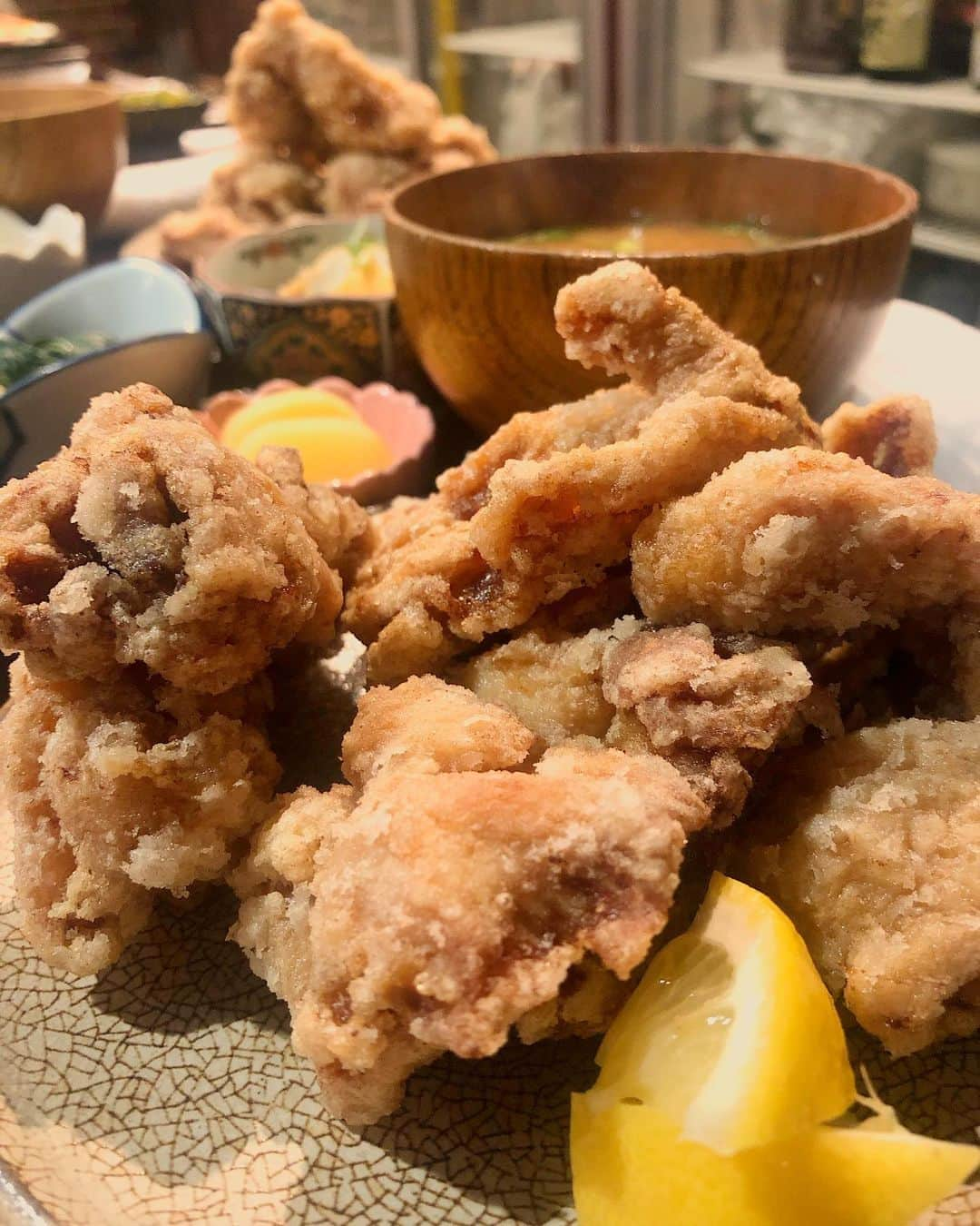 新宿寅箱さんのインスタグラム写真 - (新宿寅箱Instagram)「・ 焼き魚もいいですが 揚げたて鶏の唐揚げいかがですか〜⁈  大盛りご飯かお味噌汁おかわりもサービス中‼︎  さっ　ランチにどうぞ〜  #新宿グルメ #新宿ランチ #さわら #あじ #さけ #ぎんだら #さば #焼き魚 #鰻重 #ランチ #和食ごはん #お昼ごはん」10月16日 11時46分 - torabako519