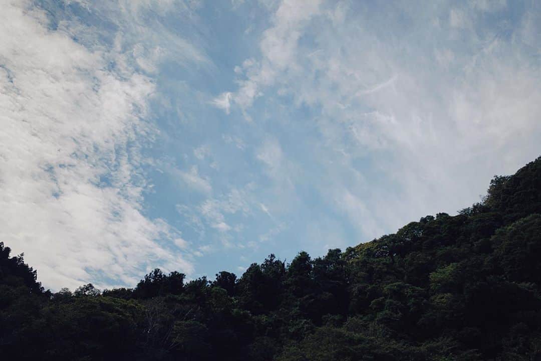 井浦新さんのインスタグラム写真 - (井浦新Instagram)「いくどとなく 雨雲を吹き飛ばす ウチの座長は天照 撮影快調💥💥💥」10月16日 11時38分 - el_arata_nest
