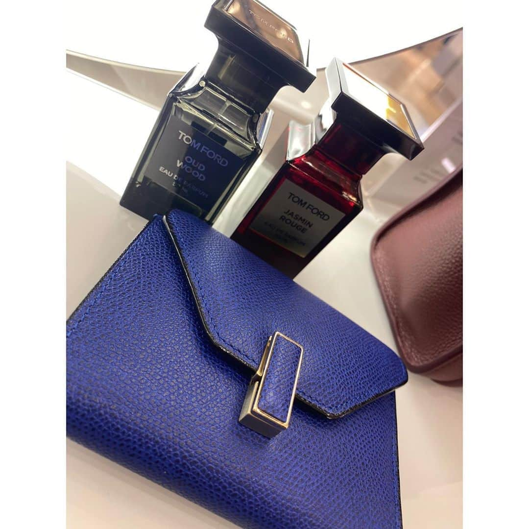 秋本祐希さんのインスタグラム写真 - (秋本祐希Instagram)「新しいお財布と 大好きな香水たち❤︎ @tomfordbeauty でプレゼントを探して 私の定番の香り JASMINE ROUGEに合う  OUD WOODを重ねて 香りのお試し。 うん いいかも❤︎ お財布は @valextra  一目惚れの鮮やかなblue 薄めの2つ折りで 使いやすい☺︎ #tomford #perfume #香水 #香りフェチ #valextra #wallet #お財布」10月16日 11時44分 - ayuuki0908