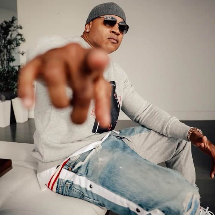 LL・クール・Jのインスタグラム：「Challenge accepted @michelleobama 💪🏾 Let’s get it!!! I challenge @mrchuckd_pe @ludacris @djpremier @crazylegsbx @tyrese @ztrip @djjazzyjeff Get your squads together and vote early. Join us: weall.vote/votingsquad #VotingSquad」