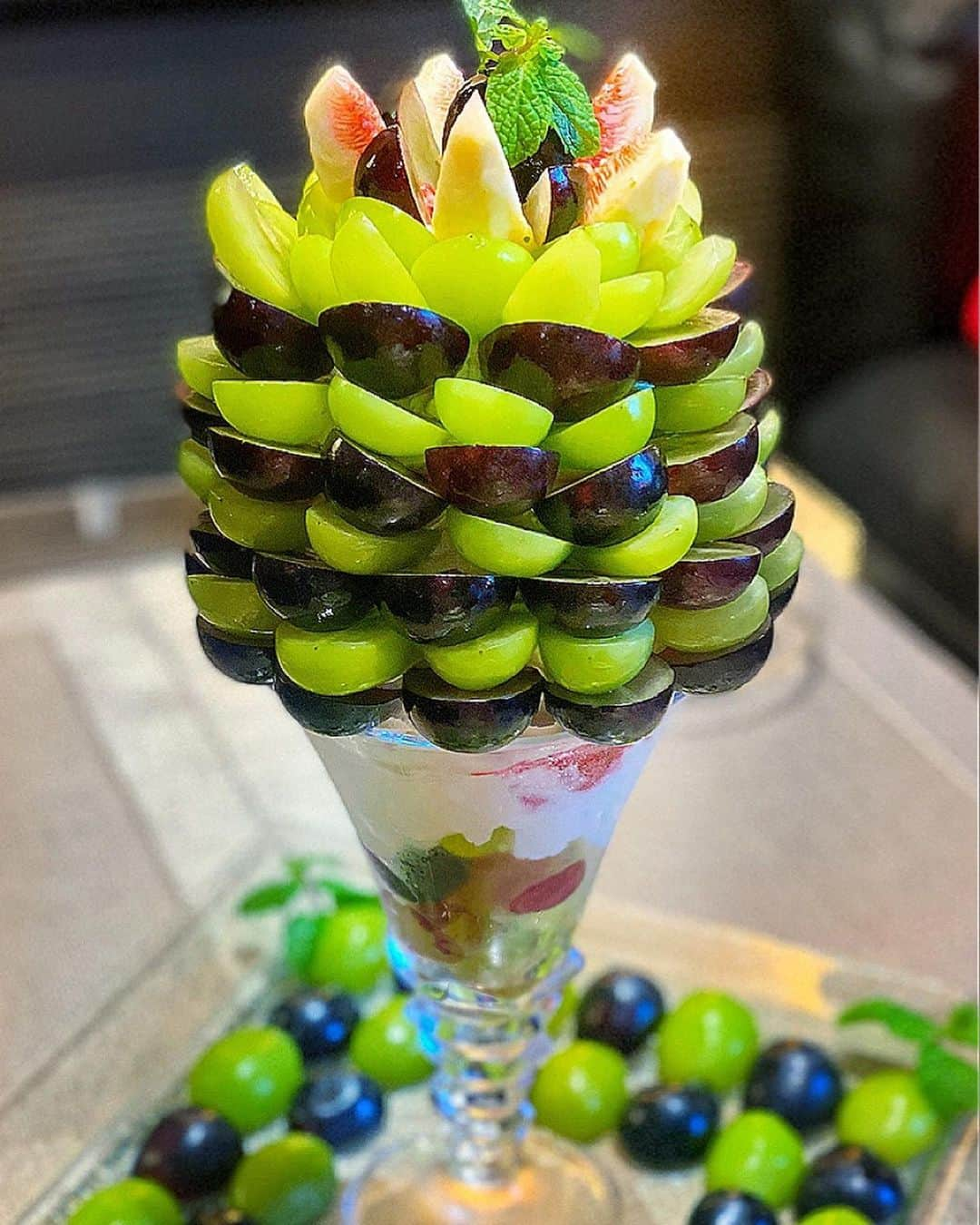 里井真由美さんのインスタグラム写真 - (里井真由美Instagram)「#parfait #grapes #mascat  秋の巨大パフェ〜‼️ 座ったまんまで ぶどう狩りでございます〜🍇  千鳥町にある「ザ リビング」さんの、 旬果実パフェを 女優の奈美悦子さん、美容外科医 田中まきえ先生、しほりん と4人で頂くシリーズ♡ @nami.etsuko  @makie.tana  @shihorin24  @thelivingchidori   今年は すでに、いちご、マンゴー、メロン、スイカ、と春夏パフェを制覇してきました。  秋は長野パープルと山梨シャインマスカットが2房分以上です🙌〜🍇🍇🍇  ⭕️中にはソルベやアイス、ぶどうコンポートも ゴロゴロ♡パフェとしての完成度も抜群です♡  🇯🇵日本はおいしいもの満載ですね！ 次のパフェも楽しみ♡ 1年間❗️旬を満喫 制覇するぞ〜😎✨💪w😆  #ザリビング#ぶどうパフェ#ぶどう狩り #パフェ#巨大パフェ #奈美悦子#里井真由美#ありが糖運動#さといいね#モンブラン#モンブランの世界#スイーツ#sweets#フードジャーナリスト里井真由美#里井ワグリーナ真由美 #ワグリーナ真由美 #座ったまんまで」10月16日 11時51分 - mayumi.satoi