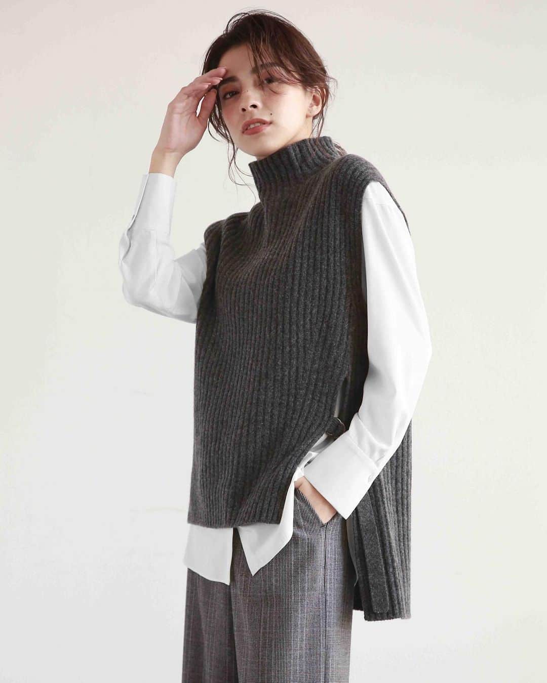 cdec_official Aesthetic Senseのインスタグラム：「. 2020 WINTER New ARRIVAL . . アシンメトリーで斜めに入れた脇スリットのデザインとモノトーンのカラーコーデがシャープでマニッシュな印象のコーディネート。 シャツ+ワイドパンツのゆるシルエットでリラックスした大人カジュアルな印象に。 . . .  #クードシャンス #2020秋冬 #WINTER #冬コーデ  #WINTERFASHON #トレンド #華やかコーデ　#カジュアルコーデ  #細見え #着回しコーデ  #着回し #大人カジュアル #休日コーデ #ファッション  #大人コーデ  #大人コーディネート #今日のコーデ #今日のコーディネート #お洒落さんと繋がりたい #お洒落さんとつながりたい #ファッション好きな人と繋がりたい #大人女子 #大人女子コーデ #リモートワーク#おしゃれコーデ#リラックスコーデ#ニットベスト」