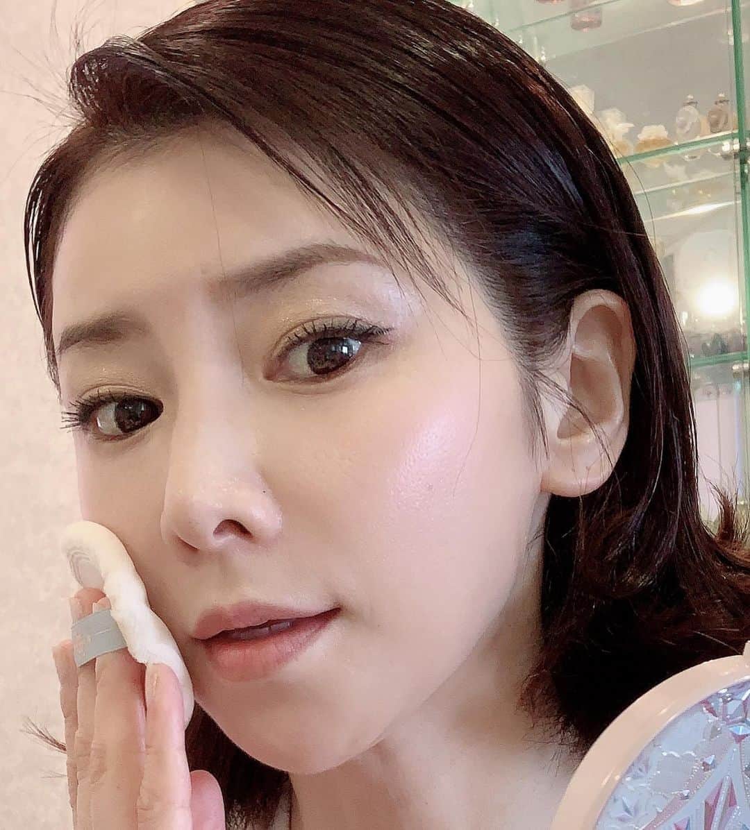 水谷雅子さんのインスタグラム写真 - (水谷雅子Instagram)「秋の日差しは、夏より弱く感じるかもしれませんが、油断は禁物です❗️﻿ 紫外線は一年中降り注いでいます。﻿ 日焼け止めは忘れず塗りましょうね😉✨﻿ ﻿ちなみに使う化粧品は、 その時の肌の感じ、気分で下地やファンデーションを変えています☺️💖 付け方をアメブロ、masakoサロンに紹介しました。 よかったら見て下さいね💖 #日焼け止め #uvケア#下地は丁寧に #秋の紫外線#油断は禁物  #アンプルール#ラグジュアリーホワイト #wプロテクトuvプラス  #ディオール#プロステージホワイトコレクションプロテクター  #ファンデーション#ジバンシー #白粉#スノービューティーホワイトニングフェースパウダー  #美は一日にしてならず  #水谷雅子#水谷雅子beautybook50の私」10月16日 11時56分 - mizutanimasako