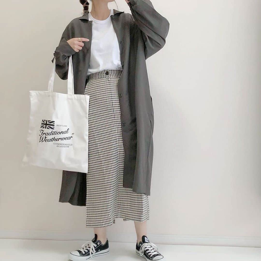DHOLIC SNAPのインスタグラム：「@haru_wearさんの#dholicsnap⁠ 　⁠ OUTER/TOPS/SKIRT：@dholic_official⁠ 　⁠ 【STYLE】⁠ #simplymood⁠ #ラグランシングルトレンチコート⁠ 全4色￥6,633(税込)⁠ ⁠ 【LADIES】⁠ #ワンポケットTシャツ⁠ 全7色￥1,628(税込)⁠ ⁠ 【LADIES】⁠ #チェックHラインスカート⁠ 全2色￥3,421(税込)⁠ 　⁠ みなさんもぜひ#dholicsnap をつけて⁠ コーディネートを投稿してください📸💕⁠ 　⁠ ※上記以外のご着用アイテムにつきましては品切れ商品、または、私物となります。⁠ 　⁠ #DHOLIC#dholicism#fashion#ootd⁠ #プチプラコーデ#今日のコーデ#今日の服⁠ #トレンチコート#Tシャツ#チェックスカート⁠ #秋冬コーデ#大人カジュアル#シンプル」