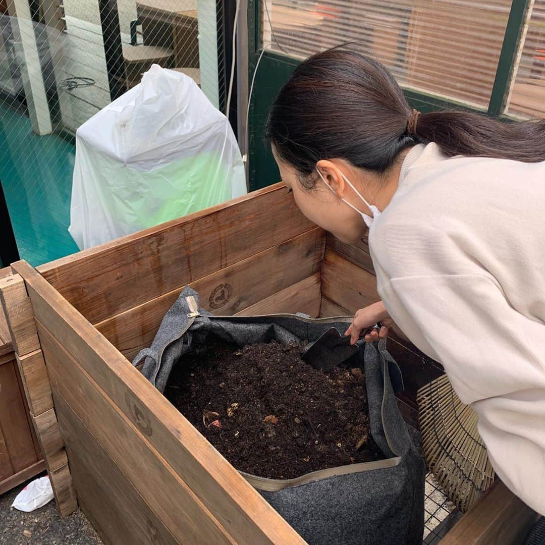 徳重杏奈さんのインスタグラム写真 - (徳重杏奈Instagram)「🌿﻿ 今朝は﻿ #コンポスト を通じてご近所付き合い💫﻿ ﻿ コミュニティのメンバーで﻿ #堆肥 のお世話をしました。﻿ ﻿ コンポストの奥の方は﻿ ほんのり温かく﻿ 分解がどんどん進んでいるのが分かります。﻿ ﻿ 混ぜながら堆肥と向き合っていると﻿ 玉ねぎの皮やアボカドの種は分解に時間がかかりますね。や﻿ 立派な魚の骨が残っていたので﻿ 誰かパーティーをしたに違いない🥂など﻿ 会話に花が咲きました。﻿ ﻿ ちなみにメンバーの﻿ @koko__nn さんとは スマホケースが一緒でした笑 ﻿ 堆肥化可能なPela Caseです😌﻿ ﻿ ﻿ ﻿ @1pt2mi_community_compost  @lfc_compost  @4nature.inc  #1pt2mi #compost #ethicallife #sustainable #pelacase #捨てない暮らし #名古屋 #アナウンサー #徳重杏奈﻿」10月16日 12時01分 - anna.tokushige