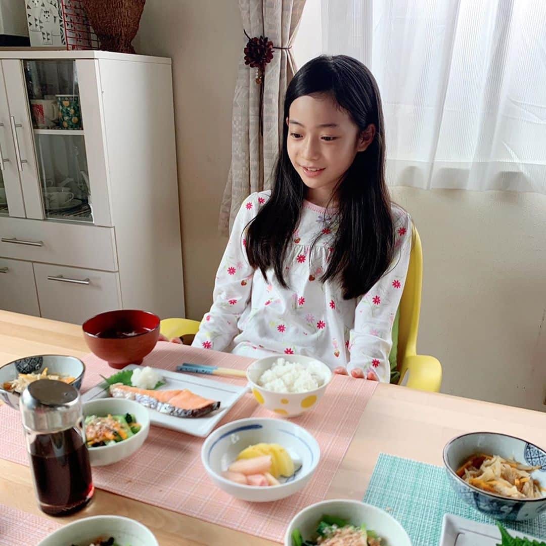 ドラマ『極主夫道』【公式】さんのインスタグラム写真 - (ドラマ『極主夫道』【公式】Instagram)「押忍✌ついに金曜日〜。 今日は朝焼けが綺麗だったそうですね？（見れてない） 朝から頑張っている皆様に 朝食時の向日葵ちゃんの笑顔をお届け〜。 こんな豪華な朝ごはん食べられる家。 そしてこんな豪華な朝ごはん食べられる時間。 贅沢すぎるや〜ん。  さてさて今日を乗り越えて 明日の朝は豪華な朝ごはんを食べて 素敵な日曜日を迎えましょう〜。  #さて #この投稿に #朝という言葉は何回出てきたでしょう #読んでる最中朝使いすぎやろ！ #って思った人 #まんまと騙されましたね #そういう遊びでした #公式舐めたらあかんで  ――――――――――――――――――――﻿ #極主夫道 #‪毎週日曜‬よる‪10時30分‬放送 #玉木宏 🕶 #川口春奈 👮‍♀ #志尊淳 🐶 #古川雄大 🚨 #玉城ティナ ☕️ #MEGUMI #安井順平 #田中道子 #白鳥玉季 🌻 / #橋本じゅん #滝藤賢一 🐯 / #稲森いずみ 👘 #竹中直人 🗡 ほか ――――――――――――――――――――」10月16日 12時02分 - gokushufu_drama