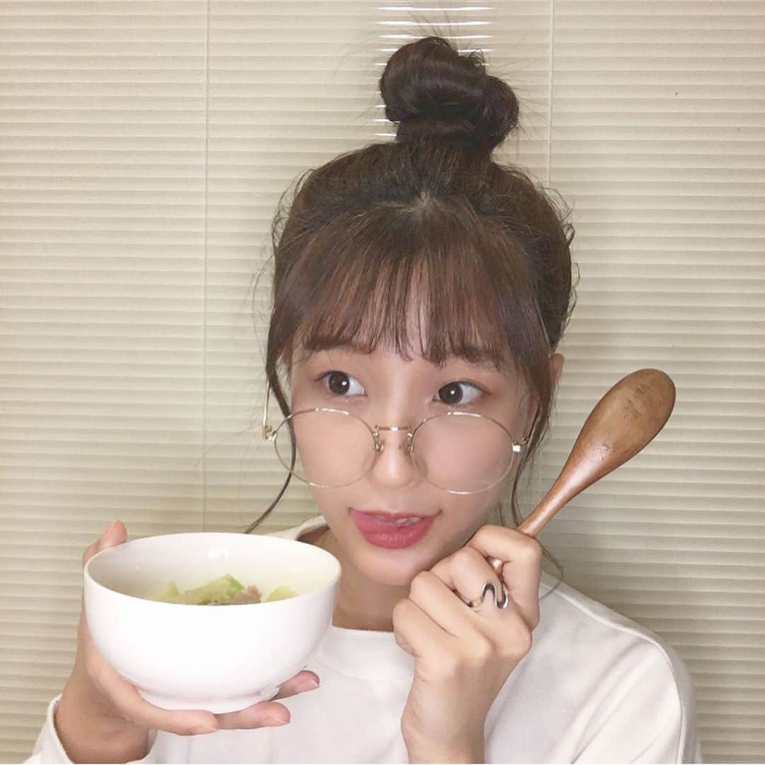 佐藤華純のインスタグラム：「.  【 #お願い 】  リゼクリニックさん( @rizeclinic )とのコラボ企画で、Ray ONLINEへの掲載権獲得を目指して、Twitterでリツイート数を競っています🍁  まだTwitter▷mcr2020_02sk◁をフォローされていない方は、是非フォローしていただき、固定ツイートのRTにご協力お願いします📣  期間は、10/16〜10/22です！  10/16はリゼクリニックの日。 自分を美しくする料理ということで、『豆乳スープ』を作りました🥄♡ 豆乳には美肌効果があるんですっ！！！  https://bit.ly/3ilB9Tz #リゼクリニックの日 #リゼクッキング」