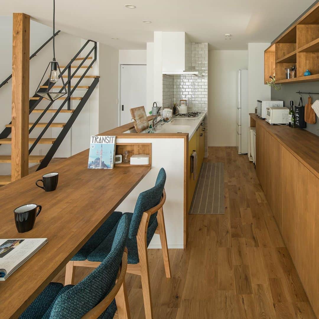 ルポハウス一級建築士事務所さんのインスタグラム写真 - (ルポハウス一級建築士事務所Instagram)「・  ・ ・ キッチンとダイニングテーブルを一体にすることで食事の準備・片付けがスムーズに。 ・ 造作のカップボードは長さを活かして収納たっぷりに。 ・ ・ ・ ルポハウスの施工事例をもっと見てみたい方は こちらまで☞ @reposhouse ・ #ルポハウス は#ちょっとかっこいい家 を"友人のために"という思いでつくっています。 ・ 一生に一度の#マイホーム。 「あなたにしかできない」×「ルポハウスだからできる」で、私たちだけの#家づくり を思いっきり楽しんでみませんか？！ ・ ・ ・ #家 #インテリア #住宅 #注文住宅  #ライフスタイル  #新築一戸建て #住まい #シンプルな暮らし #デザイナーズ住宅 #一級建築士事務所 #設計事務所  #instahouse #滋賀 #大津 #草津 #栗東#ダイニングインテリア #キッチンインテリア #造作カップボード#リリカラクロス」10月16日 12時07分 - reposhouse