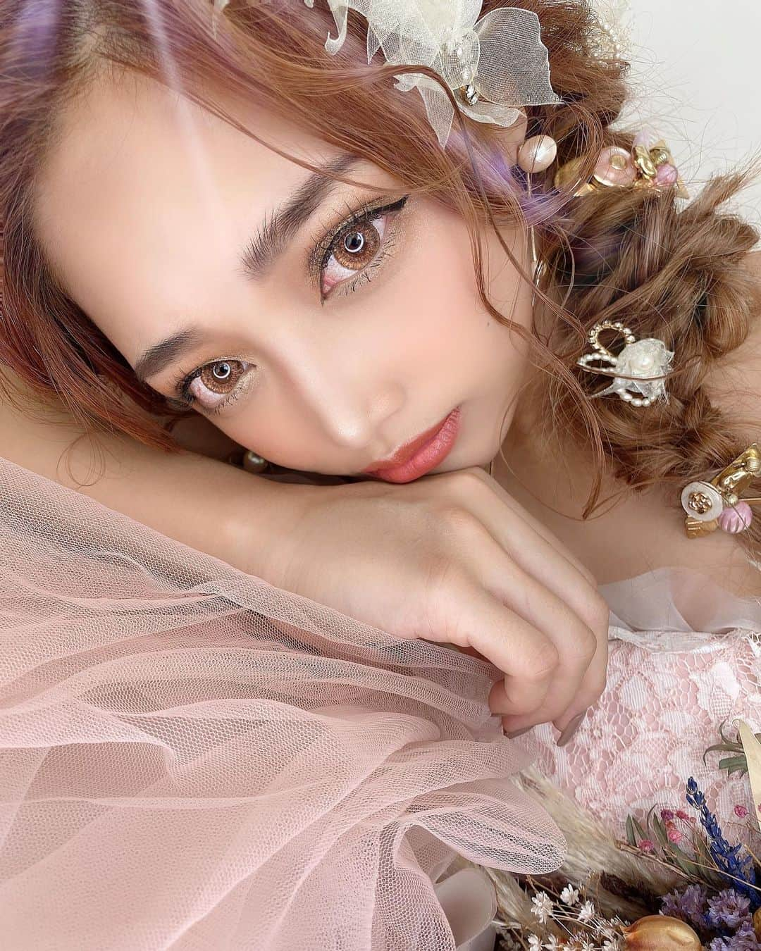 堀井大輔さんのインスタグラム写真 - (堀井大輔Instagram)「・ ・ 10/12(月)東京ブライダルヘアーショー ・ @gekkabijin_roppongi にお声がけしていただき @mika.mydresser  @sachiko_luvu  @saichuuuun  @hxmtkdami  @daisuke_5511  と一緒にショーを行いました。 ・ 色んな方のスタイルが見れて 一緒の空間でいろんな刺激をいただき、 普段のサロンワークでは味わえない 貴重な体験をさせてもらいました。 声かけてくださった佐伯さんありがとうございます🙇‍♂️ ・ モデルには、 @hiyori.228  @shiori4016  と一緒に ステージに✨ 安定のひより🐥 はじめましての、しおりちゃん。 雰囲気にあったスタイル提案させていただきました。 ・ 今までのご縁、この日出会ったご縁。 行動してきたことで繋がること 毎回ありがたく思ってます。 ・ 自分にしかできない技術、もっとつくれよう そして、一緒にイベントしたいって思ってもらえる 会話力、提案力、人柄、技術力 これからも高めて行きたいと思います。 そして、 一緒に参加してくださったモデルの @miyu.61  @shono.contact  @i._am_sarah  @maho__620  @kykyky0618  ありがとうございました🙏 ・ 裏方できてくださった皆様 ドレス提供してくださった @primacara_jp  会場提供してくださった @palazzo_azabu  ありがとうございました🙇‍♂️🙇‍♂️ ・ ・ ・  #クラウンヘアー#天白区#名古屋 #名古屋美容師 #美容師 #ヘアセット#セット#ヘアアレンジ #プレ花嫁 #作品撮り #ウェディングドレス #ホリーマジック #ホリージョ撮影 #ホリージョ #2020秋婚 #2021春婚 #2021夏婚 #全国のプレ花嫁さんと繋がりたい #ウェディングニュース #コテ巻き #巻き髪 #ゼクシィ2020 #アップスタイル #まとめ髪 #おだんご #編みおろし #Dressy花嫁 #プラコレ ￼」10月16日 12時20分 - daisuke_5511